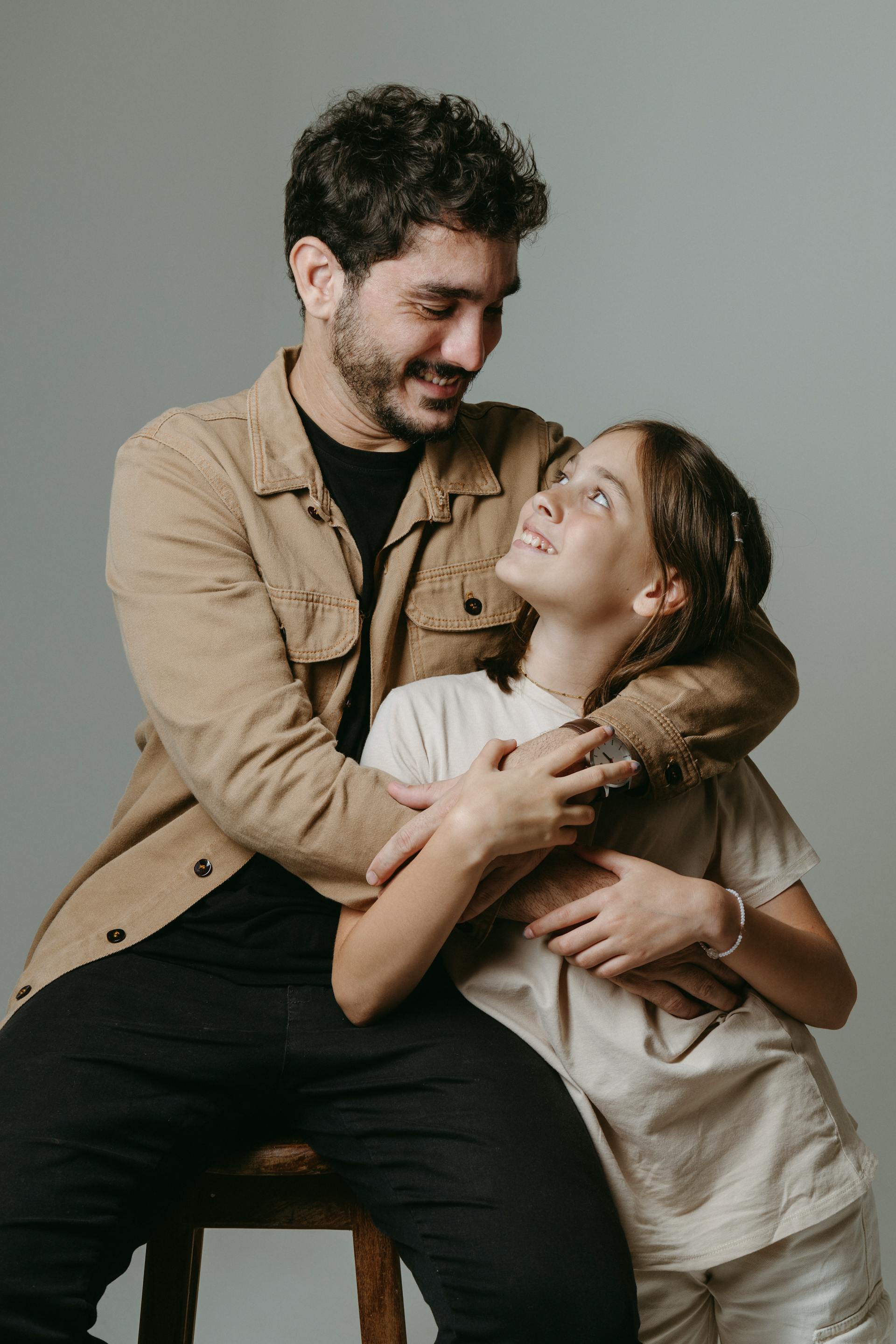 Un padre abrazando a su hija | Fuente: Pexels