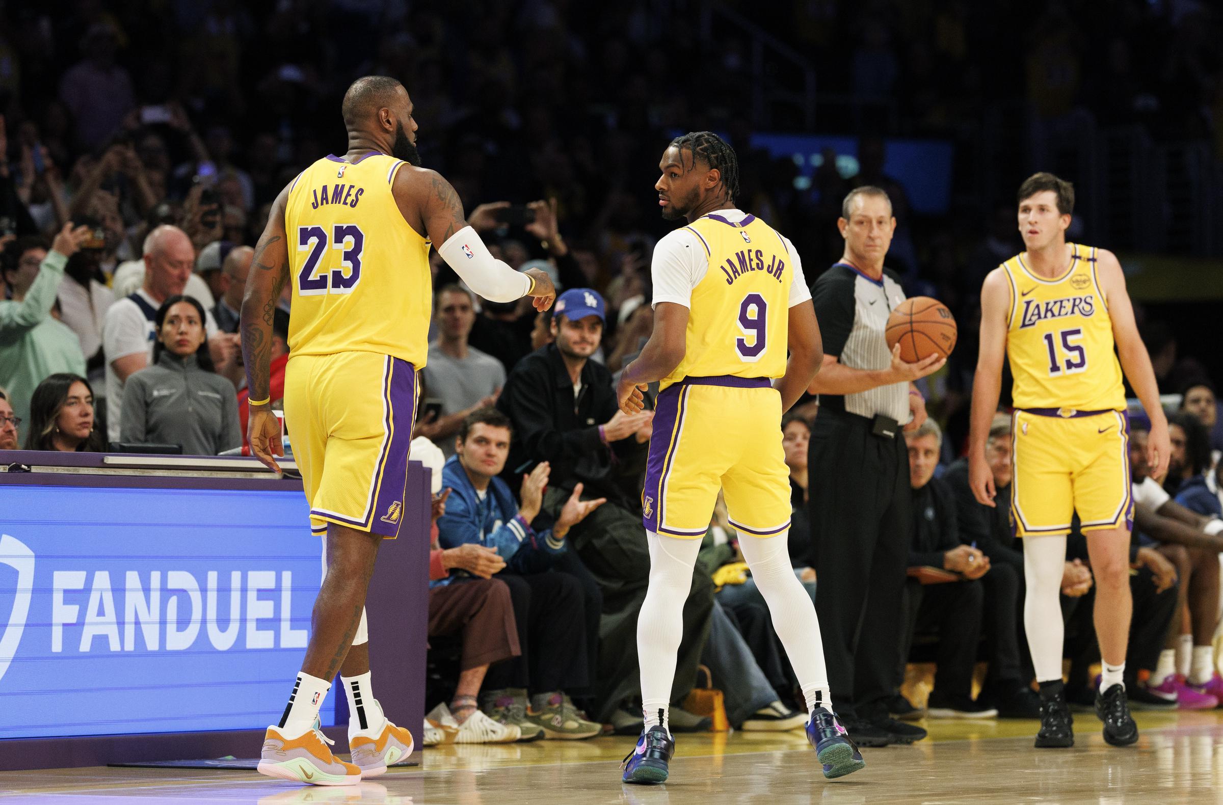 LeBron y Bronny James durante el partido entre Minnesota Timberwolves y Los Angeles Lakers el 22 de octubre de 2024, en el Crypto.com Arena de Los Angeles, California | Fuente: Getty Images