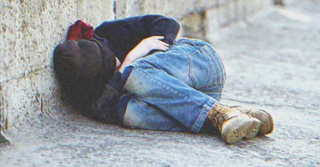 Un niño durmiendo en la calle | Foto: Shutterstock