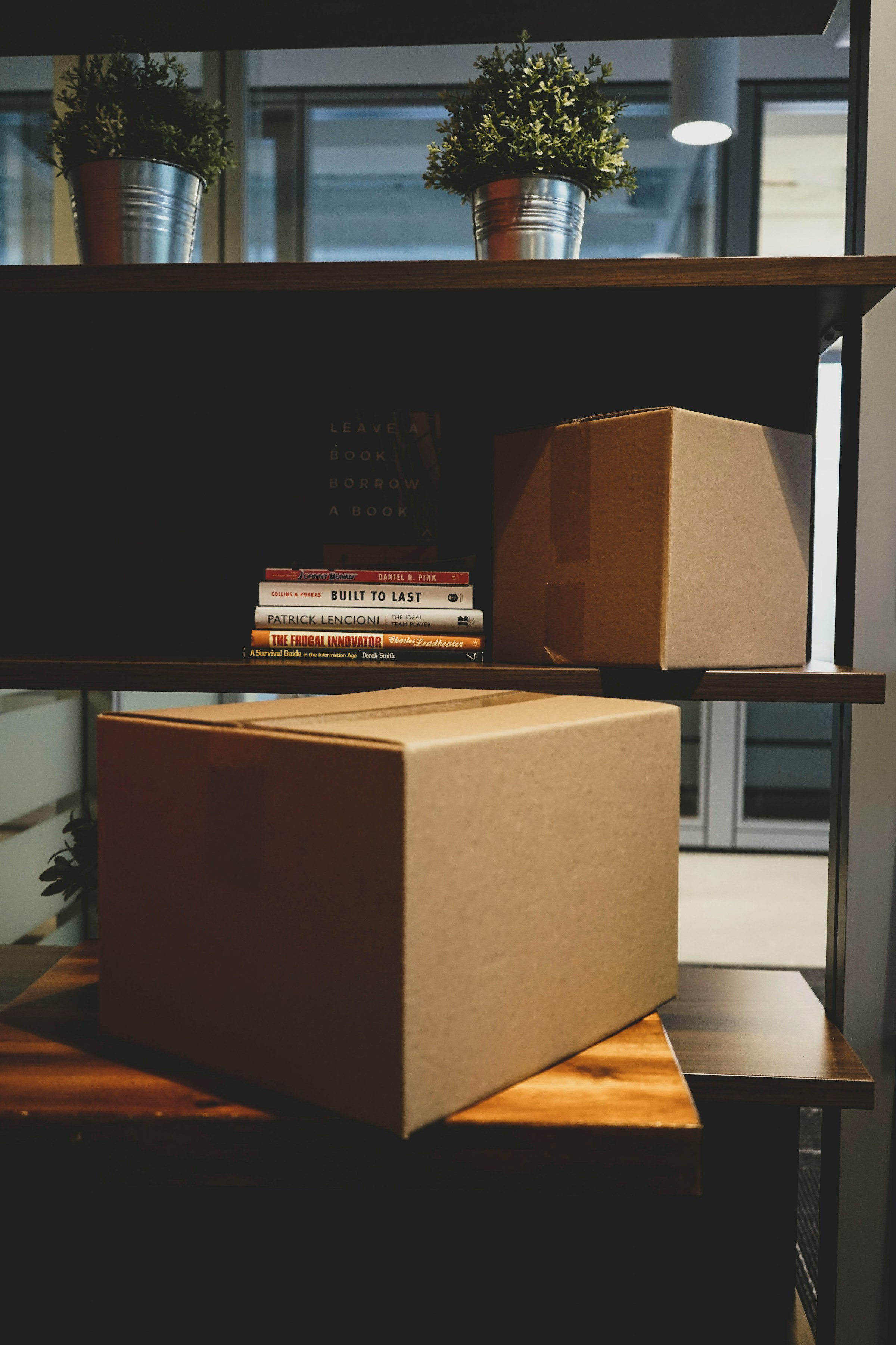 Una caja de cartón y libros | Foto: Unsplash
