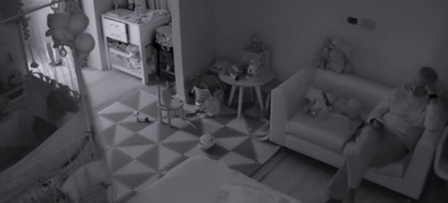Milenka juega en su cuna mientras su padre, Marley, la acompaña desde un sillón en la habitación | Fuente: Instagram/marley_ok