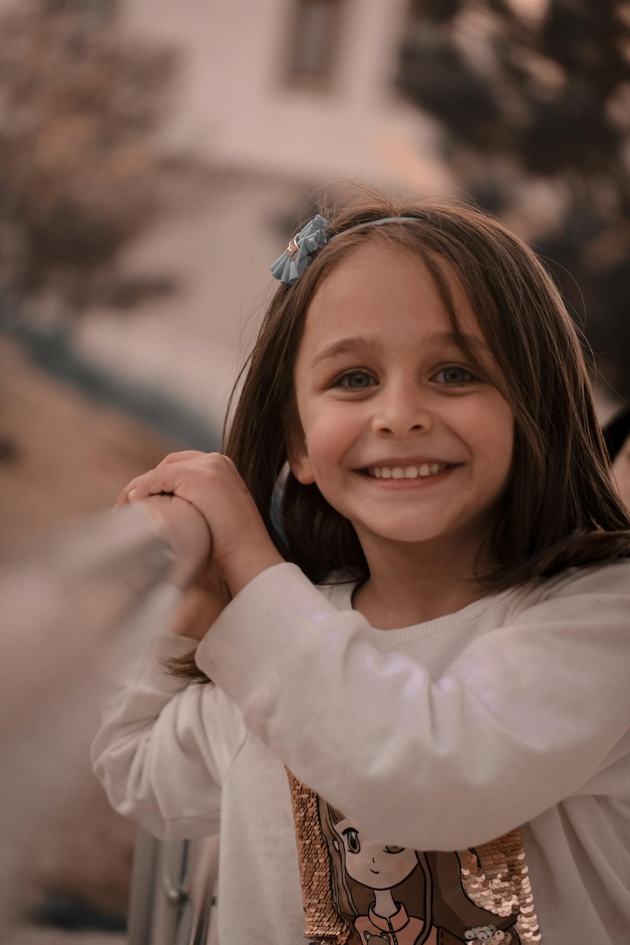 Una niña sonriente | Fuente: Pexels