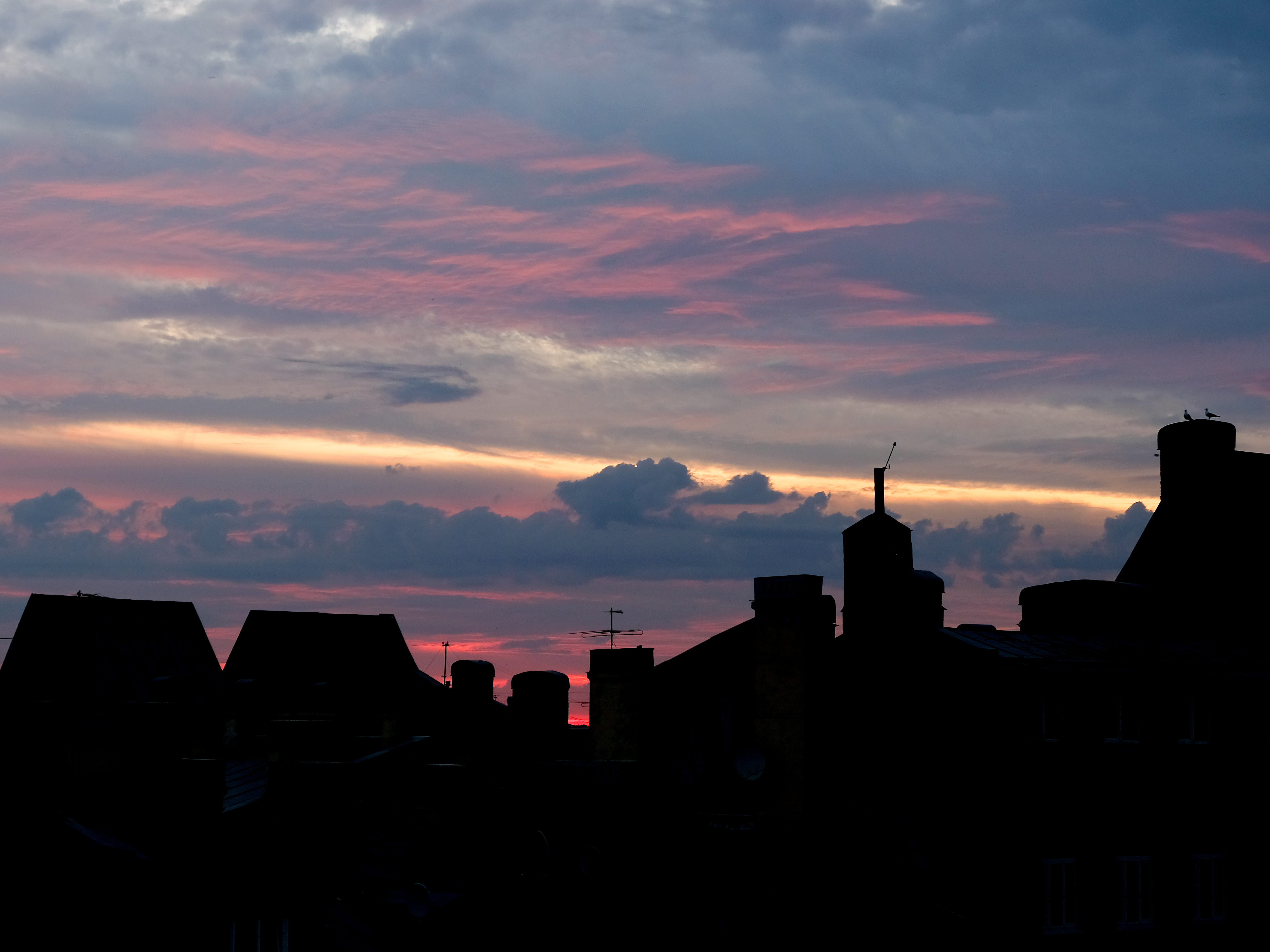Hermosa puesta de sol sobre tejados | Fuente: Shutterstock