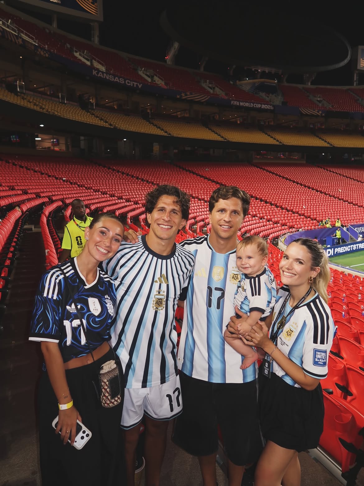 (Izq. a der) Irene Ariza, Giuliano Simeone, Gianluca Simeone con su bebe, Faustino, y Eva Bargiela | Fuente: Instagram/evabargiela