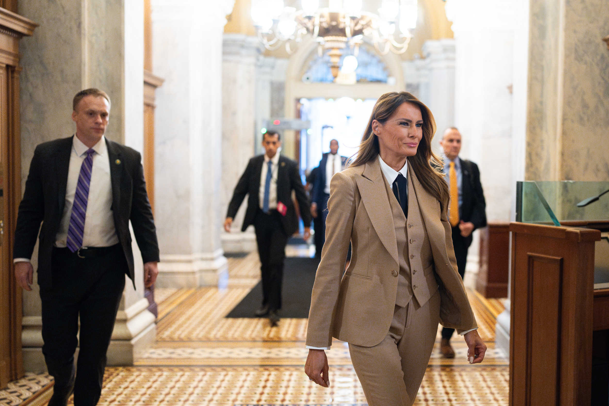 La primera dama Melania Trump llega al Capitolio de EE.UU. por la entrada de carruajes del Senado el lunes 3 de marzo de 2025 | Fuente: Getty Images