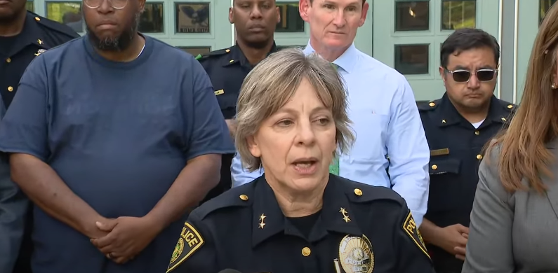 La policía habla en rueda de prensa sobre el tiroteo en el instituto Wilmer-Hutchins el 15 de abril de 2025 | Fuente: Youtube/FOX 4 Dallas-Fort Worth