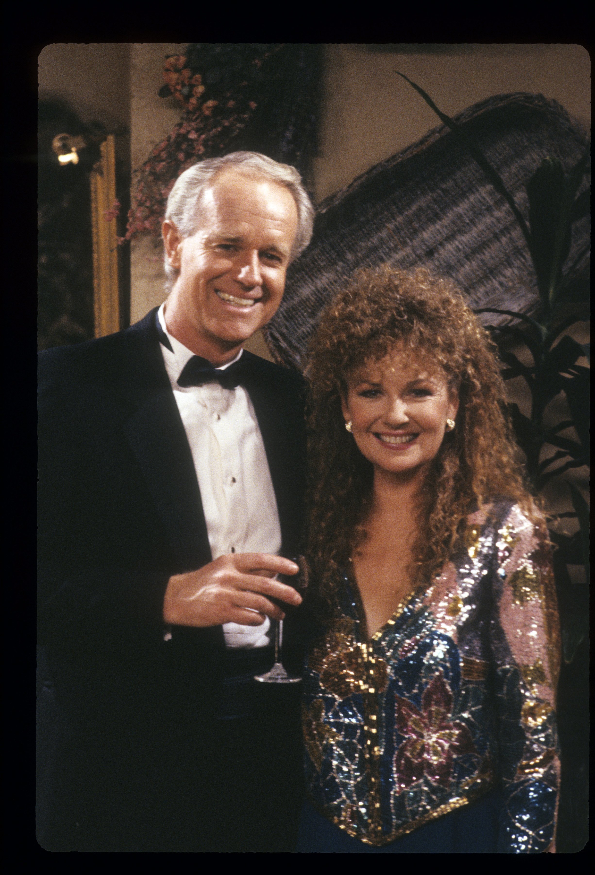 Shelley Fabares y Mike Farrell en la comedia de televisión "Coach" en un episodio titulado "A Jerk At the Opera" emitido el 17 de abril de 1990 | Foto: Getty Images