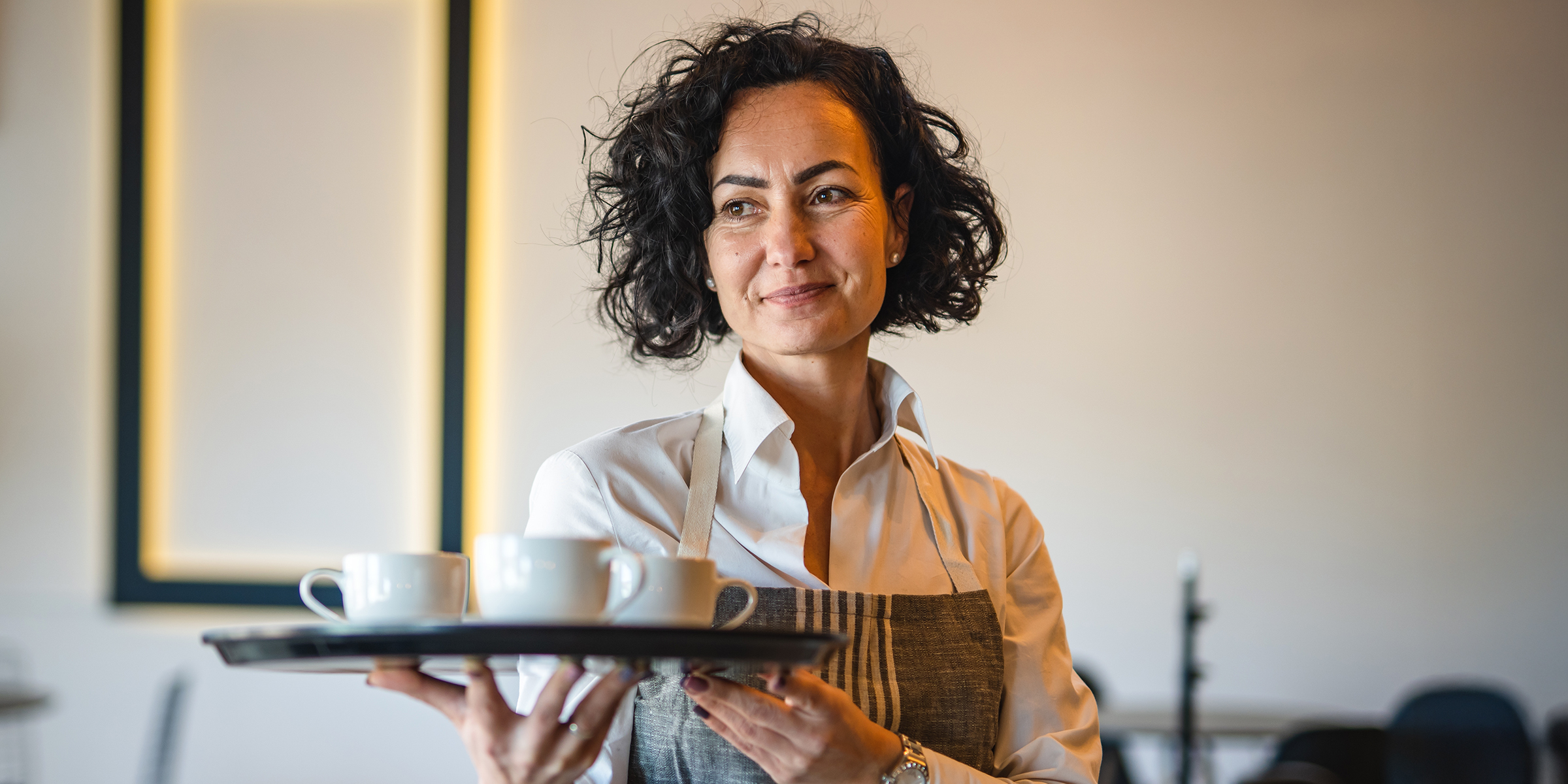 Mujer trabajando de camarera | Fuente: Shutterstock