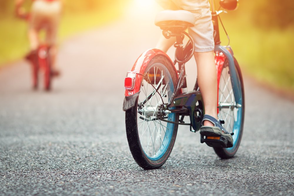 Niños en bicicleta por la carretera. | Foto: Shutterstock.