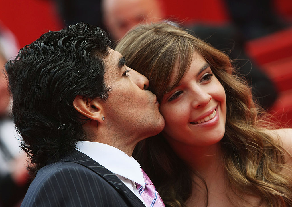 Diego Armando Maradona y su hija Dalma llegan al estreno de la película "Che" en el Palais des Festivals, durante la 61.ª edición del Festival Internacional de Cine de Cannes, el 21 de mayo de 2008 en Cannes, Francia. | Fuente: Getty Images