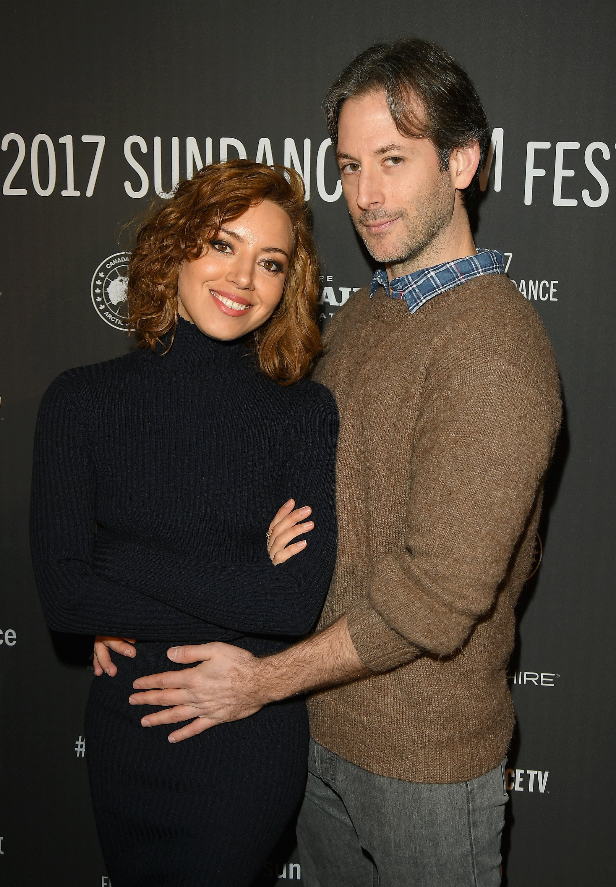 Aubrey Plaza y Jeff Baena posan en la alfombra roja del estreno de