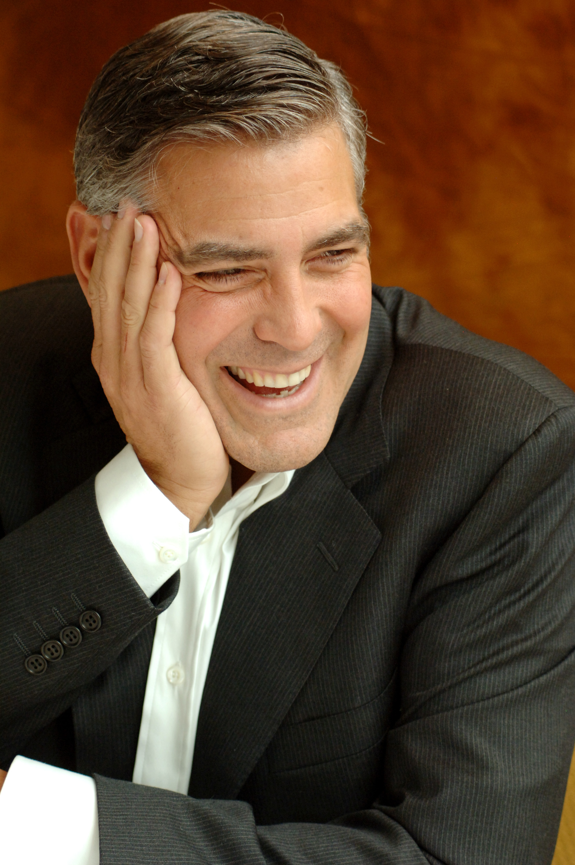 George Clooney riendo durante una conferencia de prensa de "The Good German" en Beverly Hills, California, en 2006. | Fuente: Getty Images