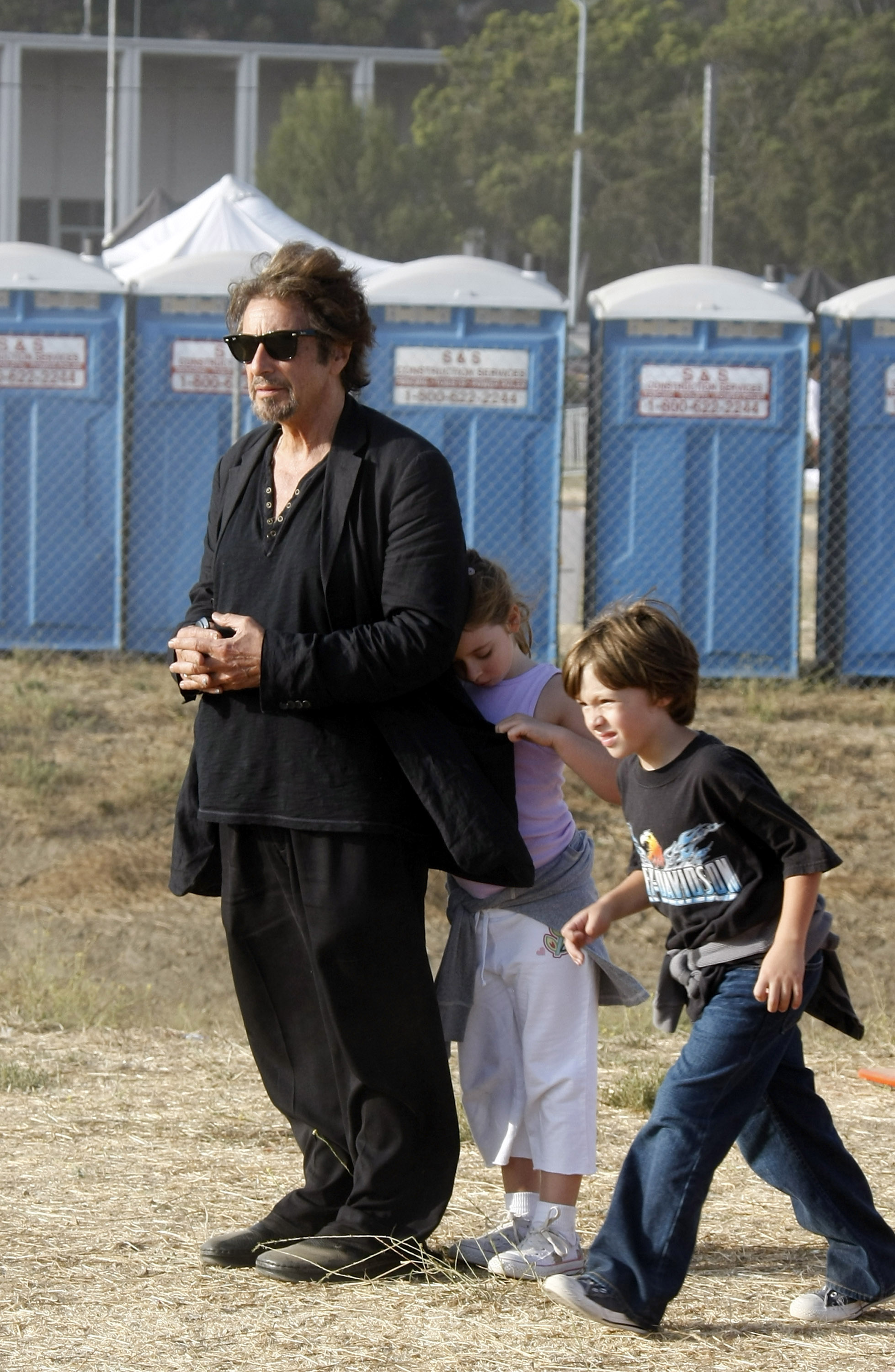 Al Pacino, su hija Olivia y su hijo Anton aparecen en la Feria de Malibú el 31 de agosto de 2008 | Fuente: Getty Images