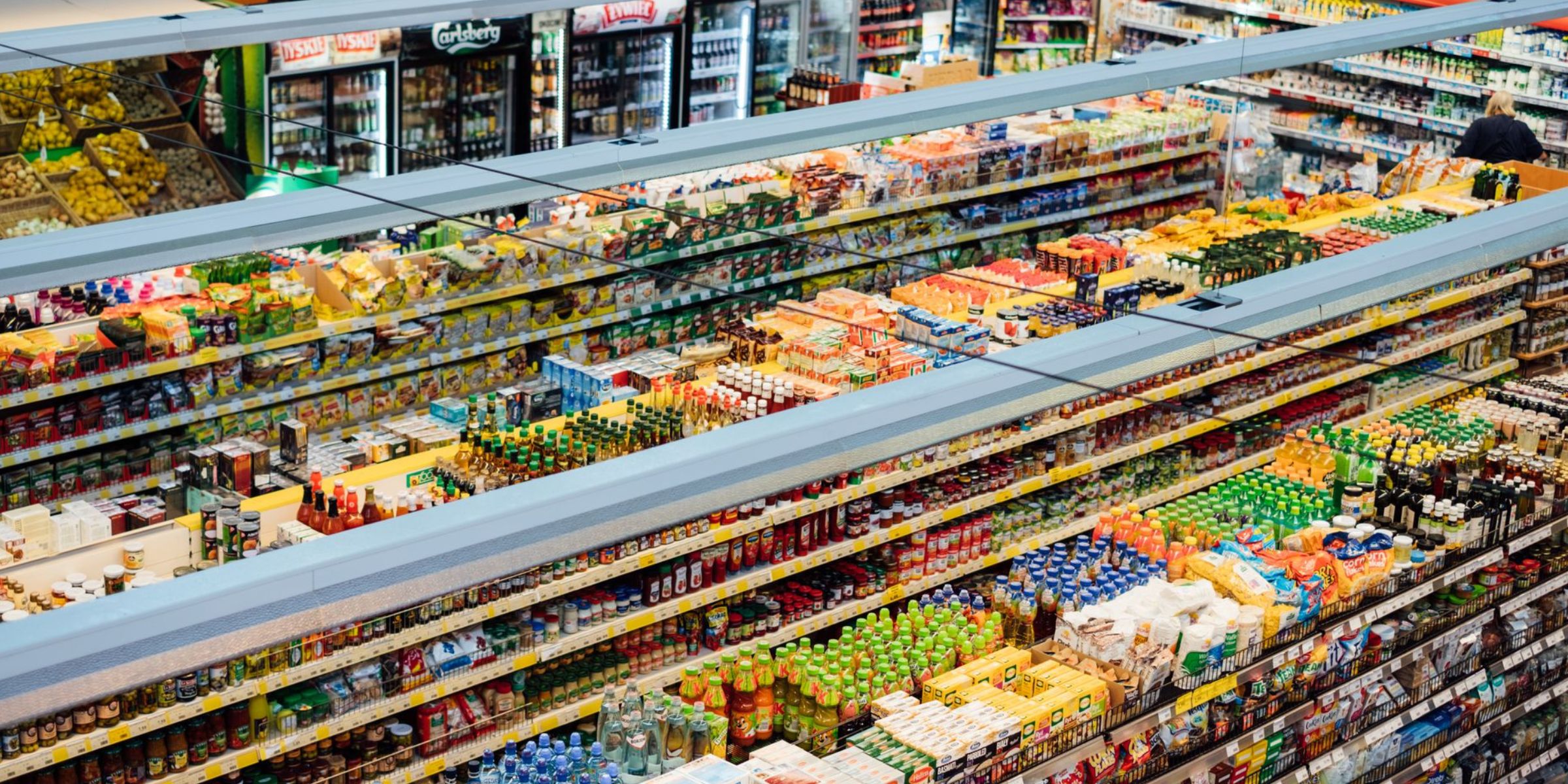 Scaffali ben riforniti di un supermercato affollato | Fonte: Pexels
