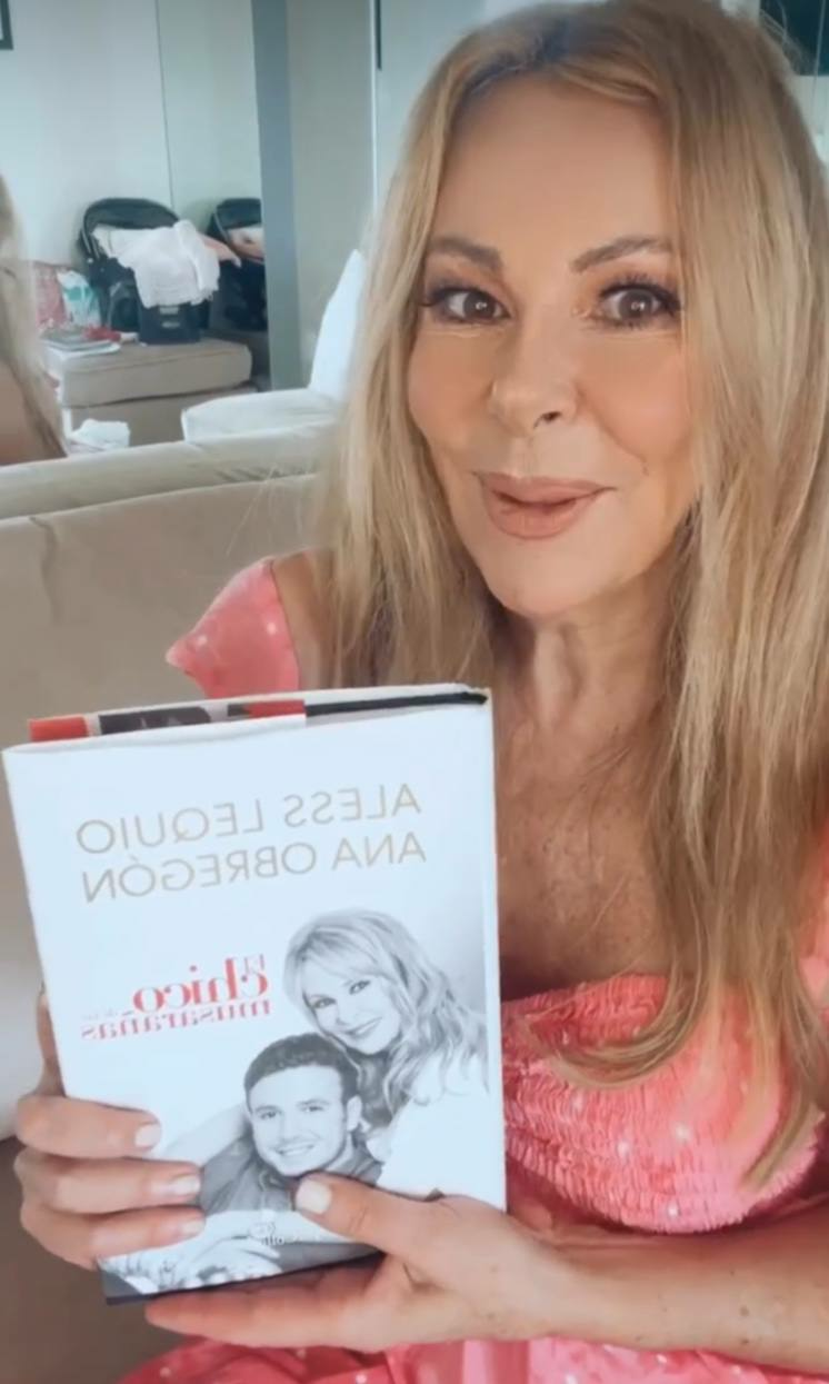 Ana Obregón sostiene el libro que escribió junto a Aless, titulado "El chico de las musarañas". | Fuente: Instagram/Ana_Obregon Oficial.