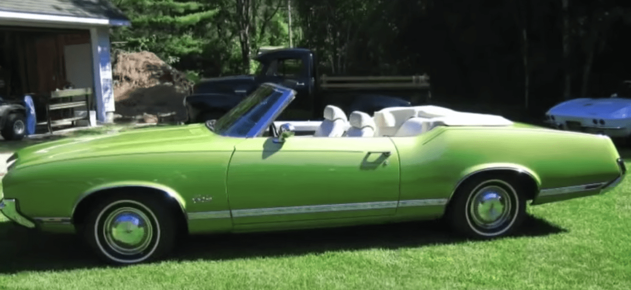 Viejo convertible verde lima de la madre de John Berry. | Foto: YouTube/WCPO 9