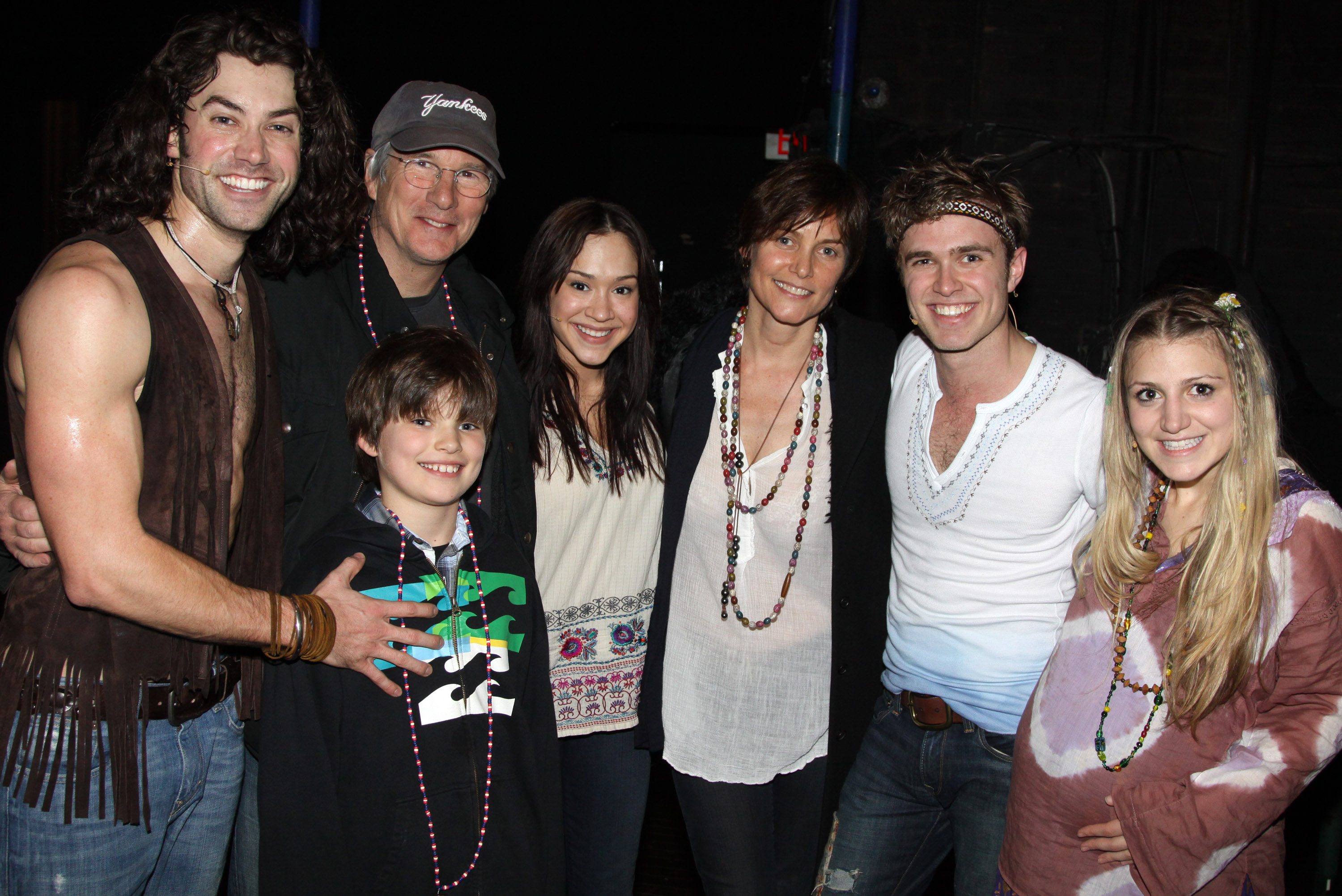 Ace Young, Richard Gere, Homer Gere, Diana DeGarmo, Carey Lowell, Kyle Riabko y Annaleigh Ashford posan entre bastidores en el musical "Hair" en Broadway el 14 de marzo de 2010, en Nueva York | Fuente: Getty Images