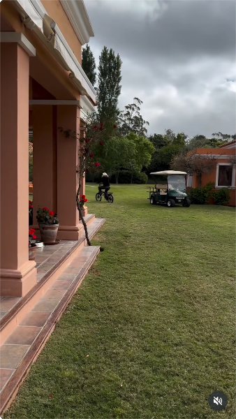 Susana Giménez durante un paseo en bicicleta en el jardín de su mansión junto a sus perritos | Fuente: Instagram/gimenezsuok