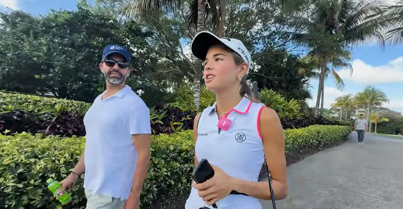 Kai Trump camina junto a su padre, Donald Trump Jr., por un campo de golf en unas imágenes compartidas el 26 de abril de 2026. Durante su conversación, explicó que una lesión en la muñeca le había impedido jugar al golf durante meses. | Fuente: YouTube/kaitrump