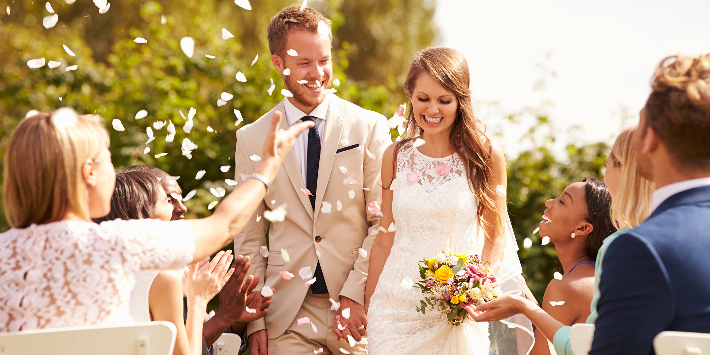 Una pareja de recién casados sonriente | Fuente: Shutterstock