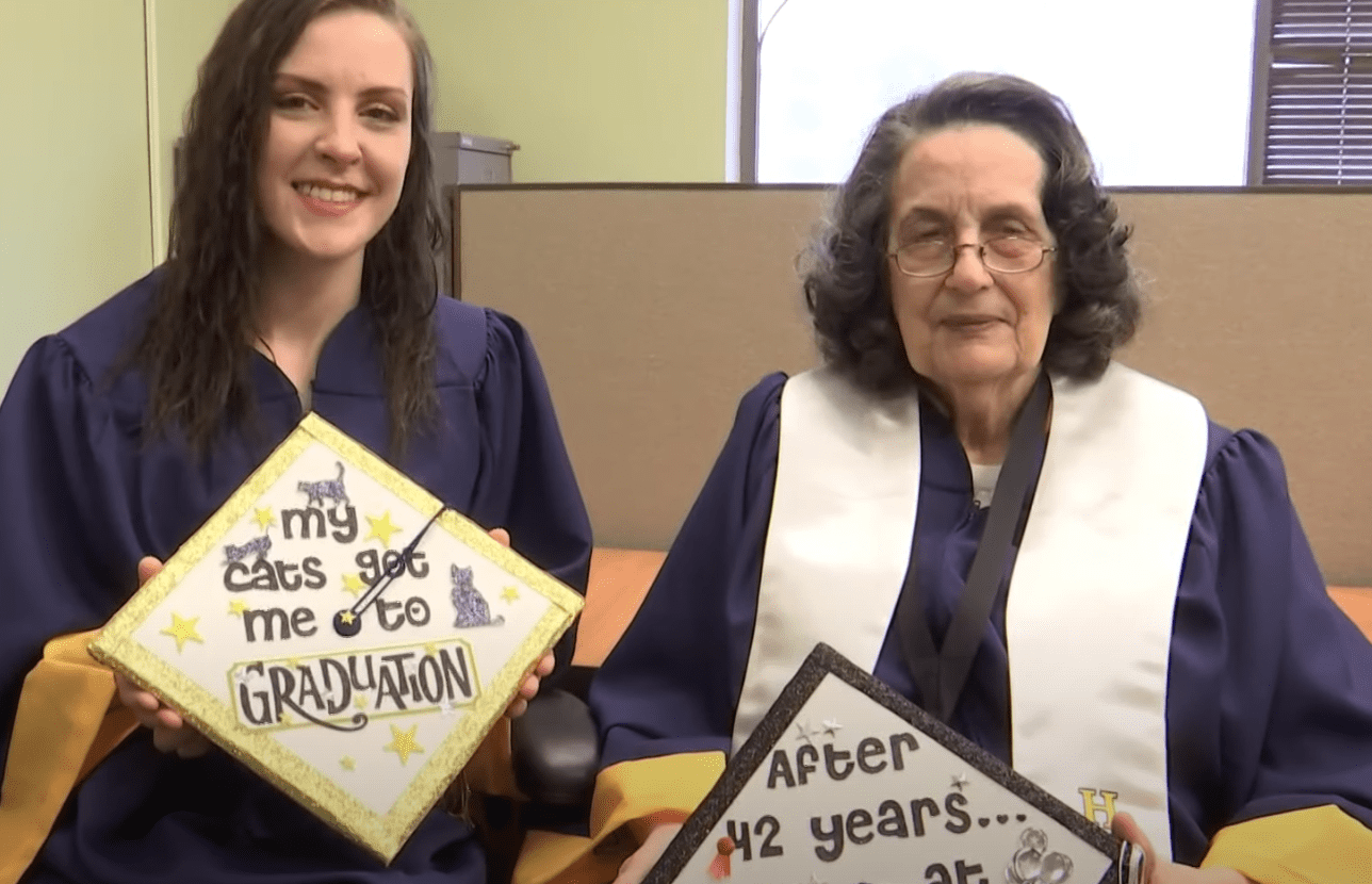 Melody y Pat se graduaron juntas. | Foto: Youtube/WBIR Channel 10