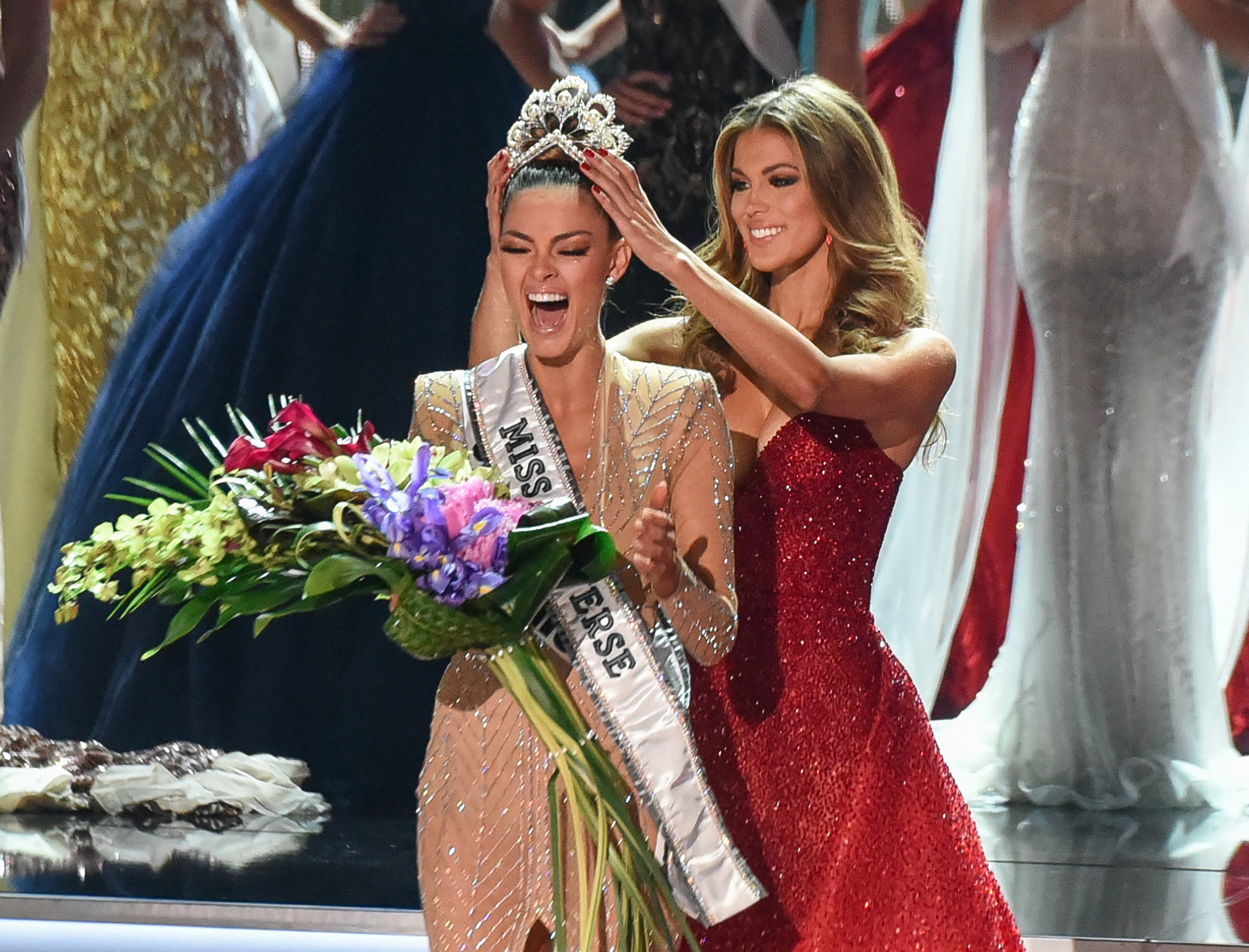 Demi-Leigh Nel-Peters coronada Miss Universo 2017 por Iris Mittenaere el 26 de noviembre de 2017, en Las Vegas, Nevada | Fuente: Getty Images