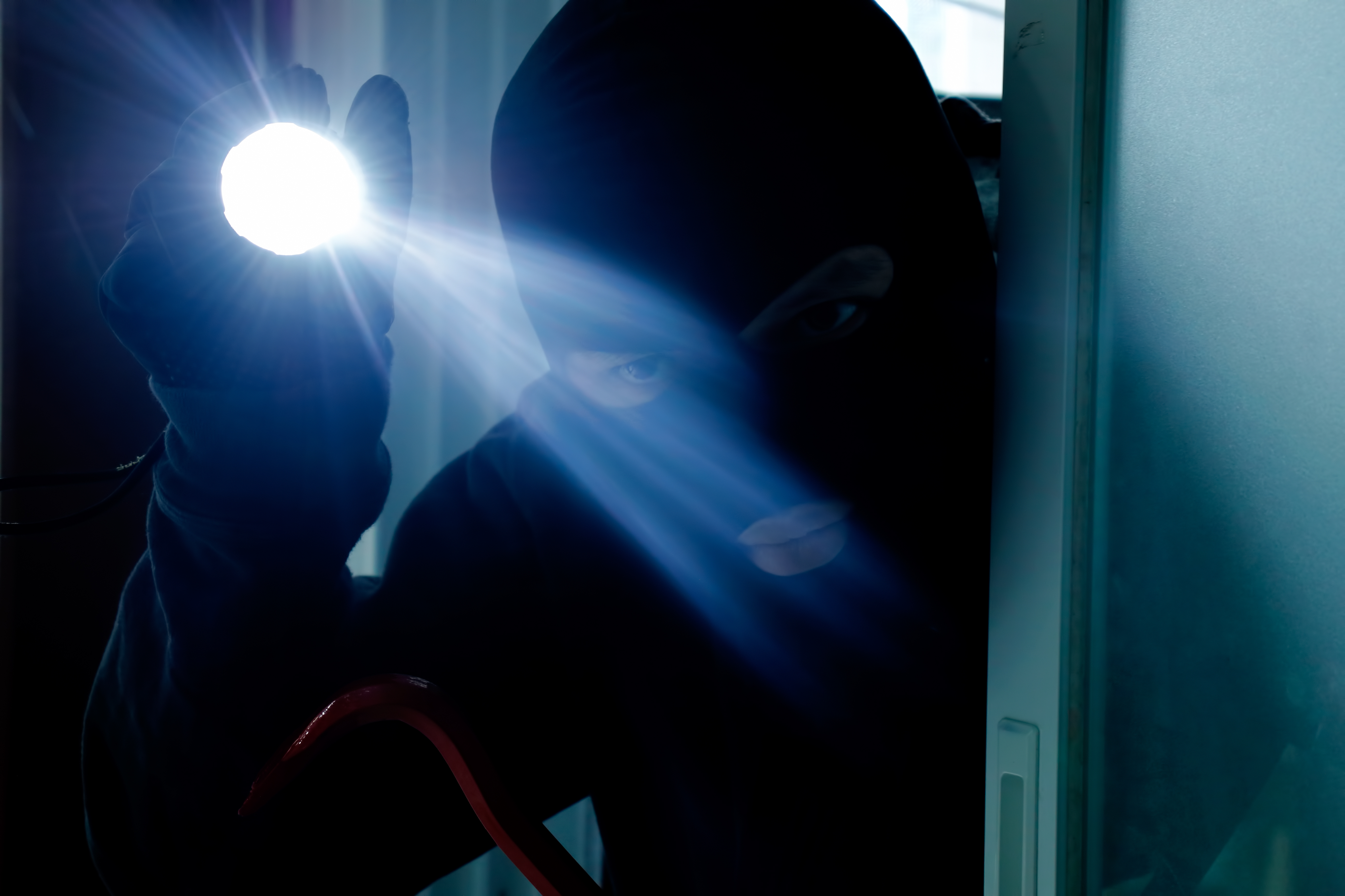 Ladrón enmascarado con una linterna | Foto: Getty Images