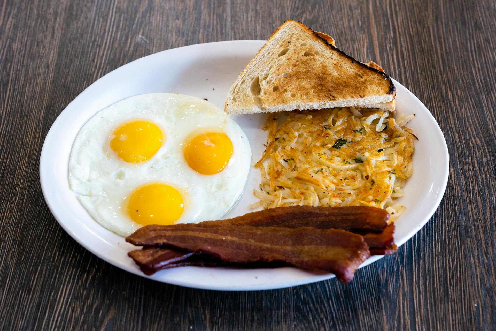 Un desayuno en la mesa de un café | Fuente: Pexels