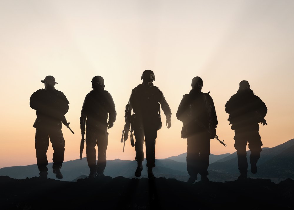 Grupo de soldados caminando hacie el horizonte. | Foto: Pexels