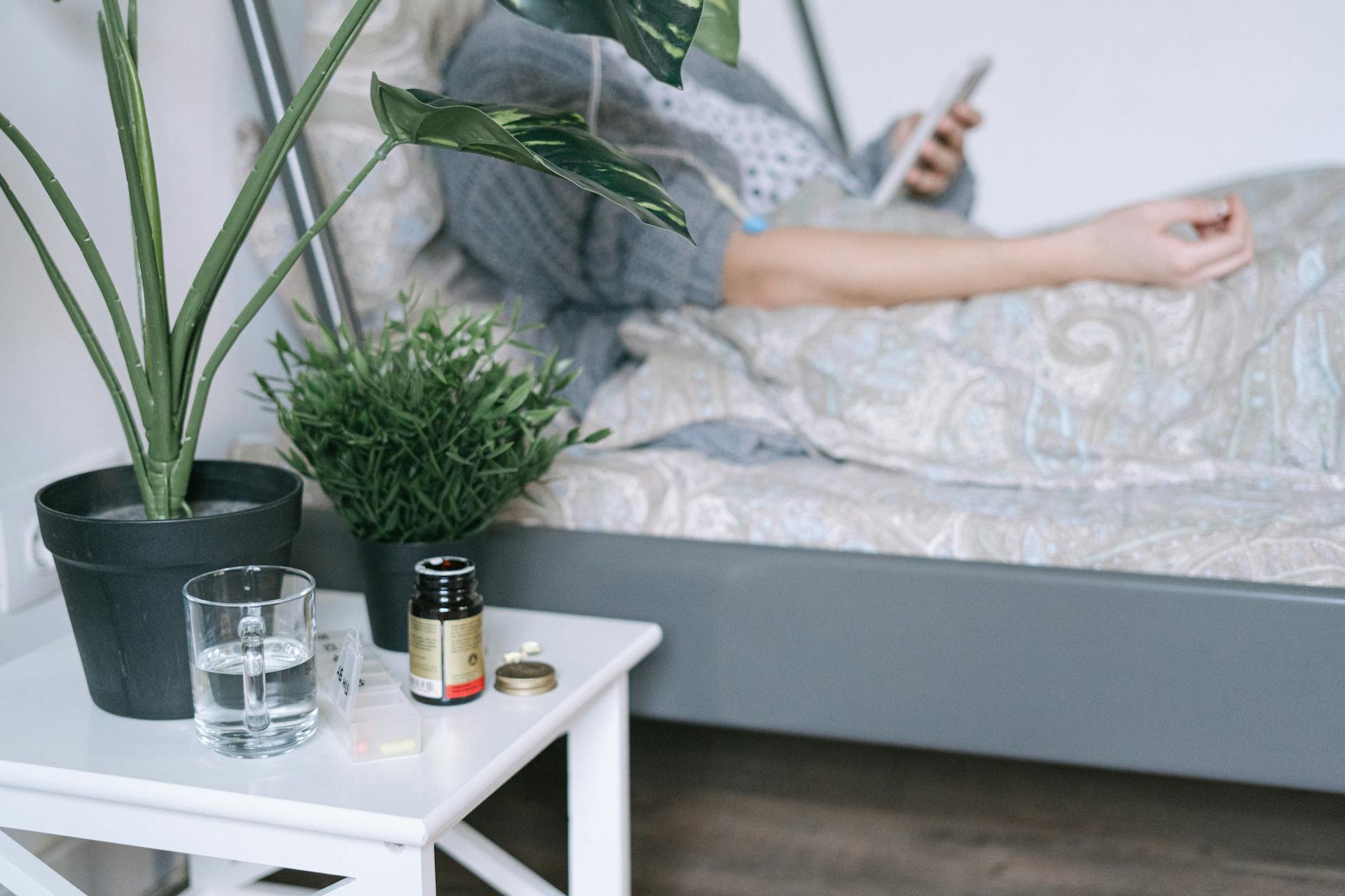 Una mujer enferma en la cama | Fuente: Pexels