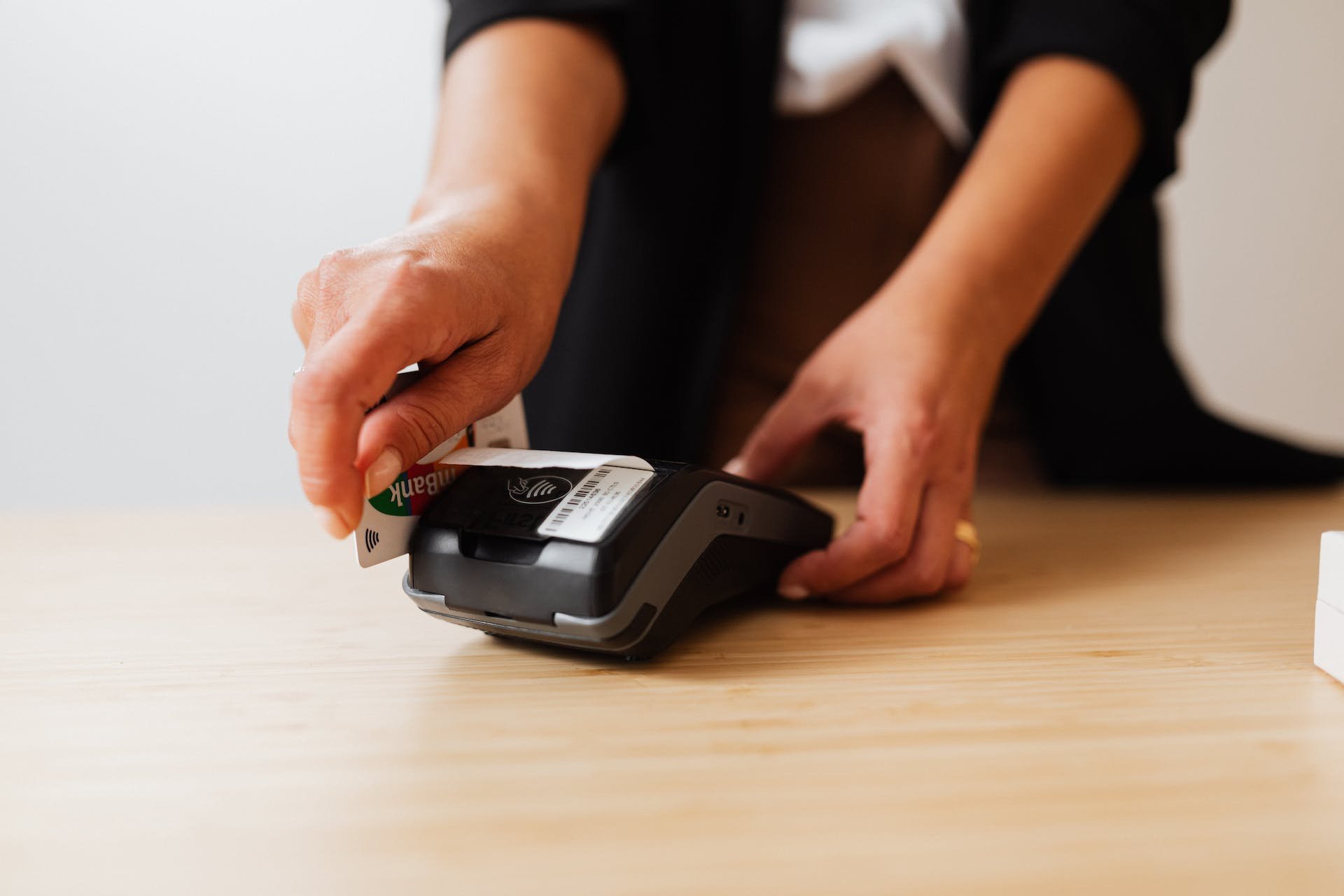 Una persona pasando una tarjeta de crédito | Fuente: Pexels
