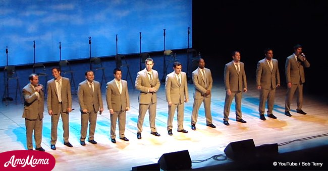 10 hombres guapos sorprenden al público con movimientos de baile y magníficos cantos