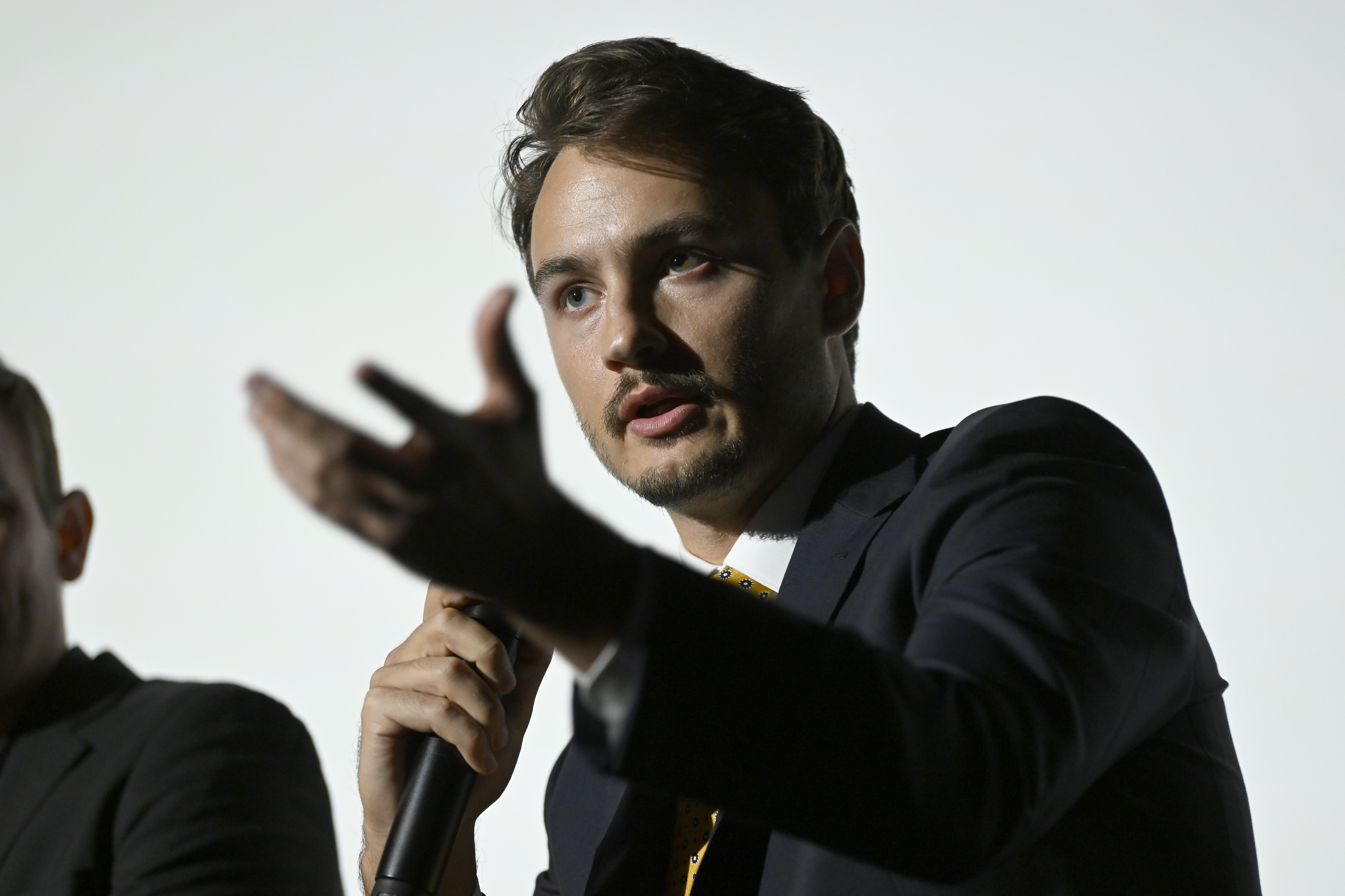 Brandon Thomas Lee habla durante la proyección especial en Nueva York de "Pamela, A Love Story" el 1 de febrero de 2023 | Fuente: Getty Images