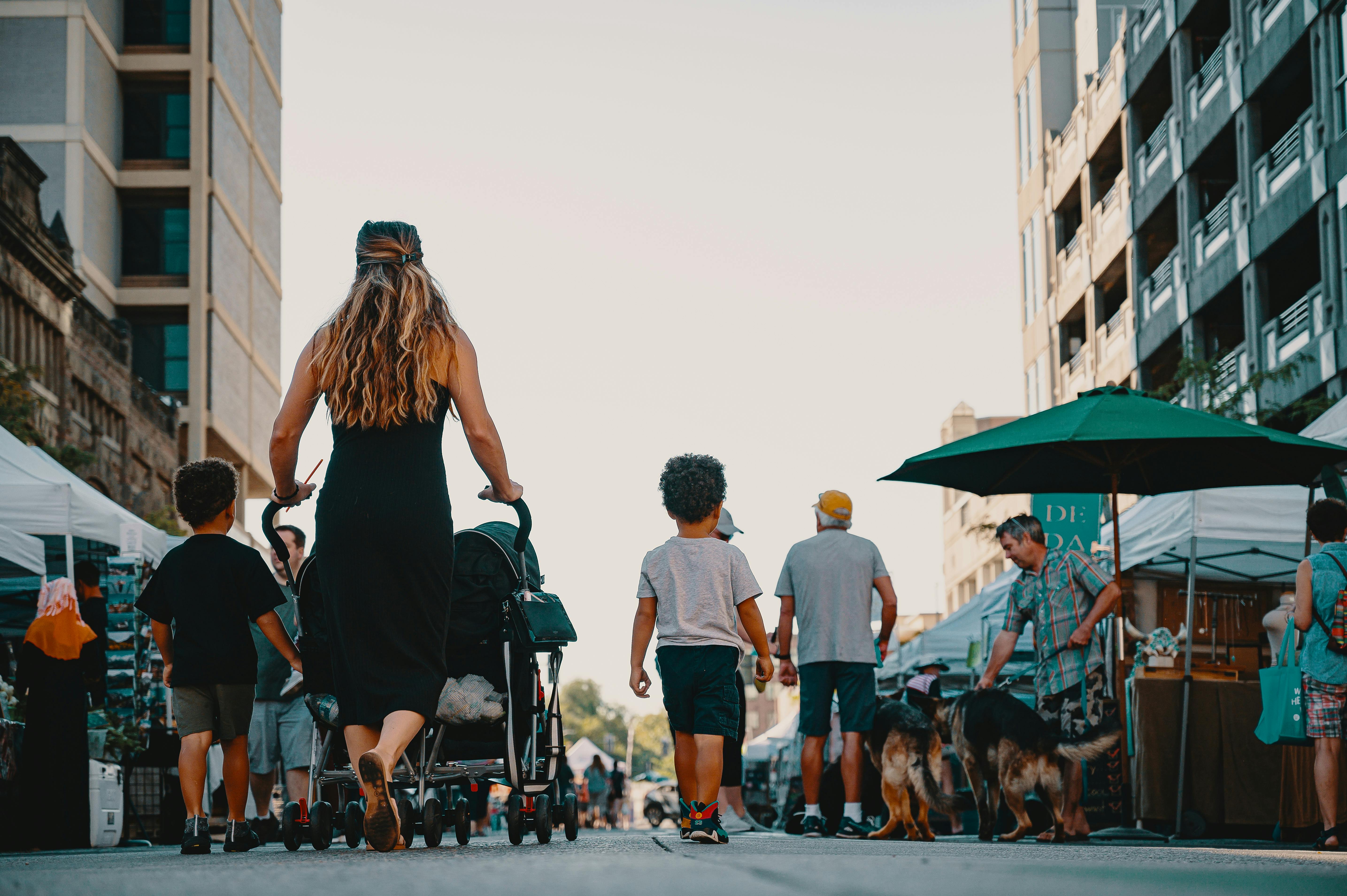 Gente caminando por la calle | Fuente: Pexels