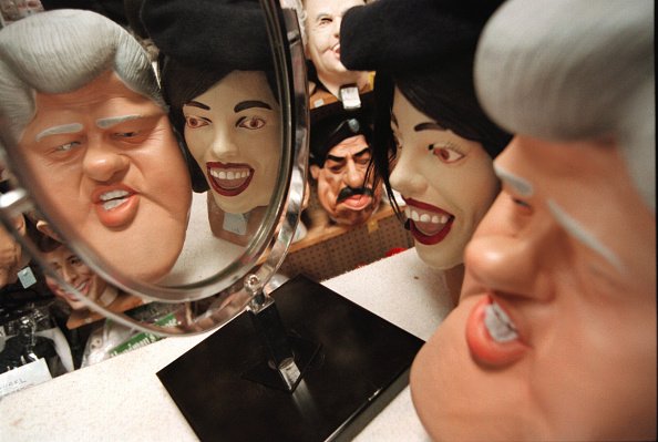 Las máscaras de Halloween del presidente de los Estados Unidos Bill Clinton y Monica Lewinsky se ven reflejadas en un espejo el 20 de octubre de 2000 en Fantasy Costumes en Chicago. | Fuente: Getty Images