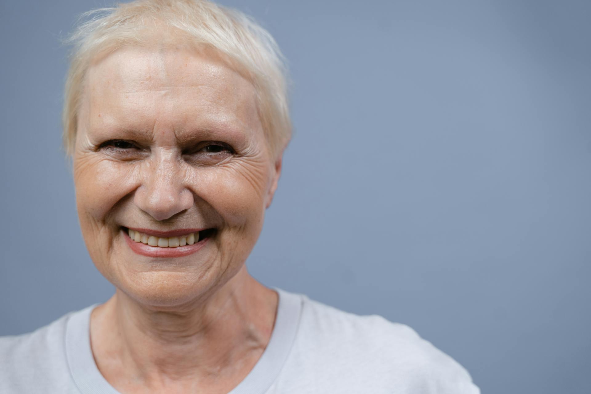 Una mujer sonriendo triunfante | Fuente: Pexels