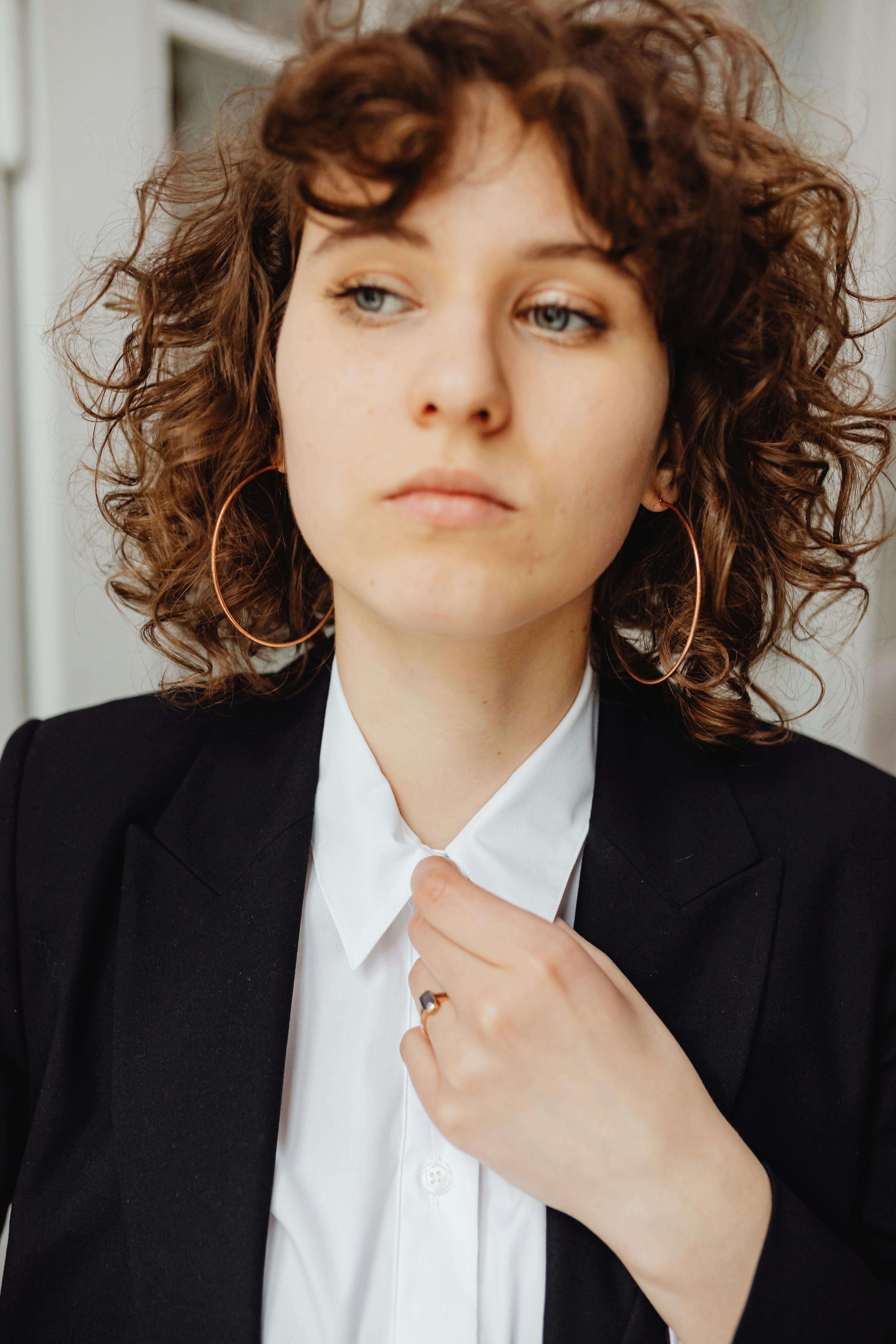 Una mujer seria y decidida | Fuente: Pexels