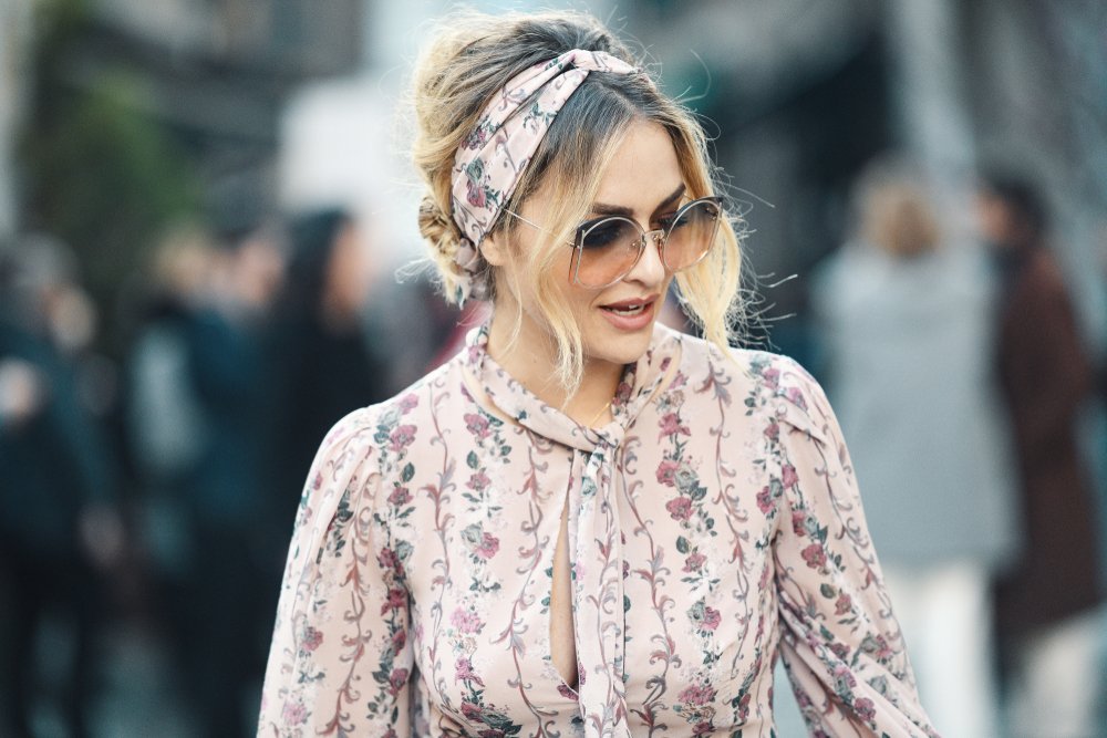 Estilo callejero con diadema en la Semana de la Moda de Milan, febrero de 2019. | Foto: Shutterstock