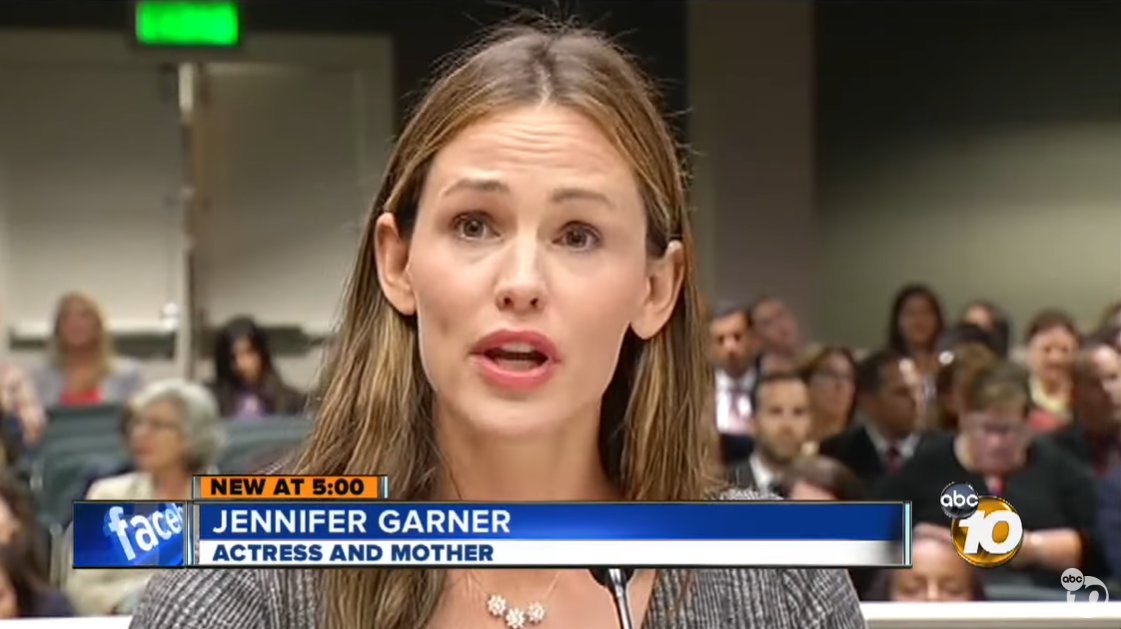 Jennifer Garner insta a los legisladores de California a respaldar una legislación que imponga penas más estrictas a los paparazzi que acosen a los famosos y a sus hijos | Fuente: YouTube/abc10news