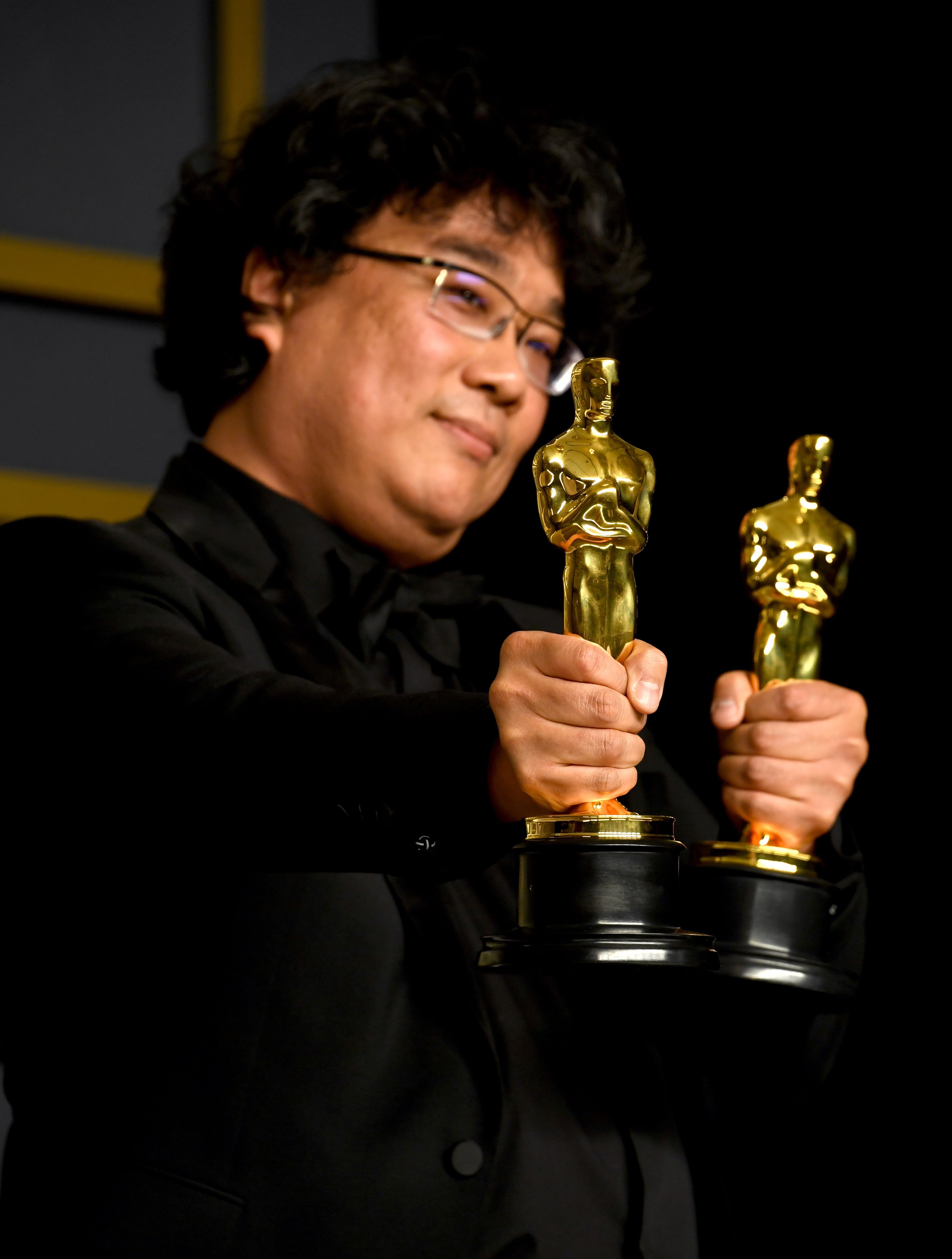 Bong Joon-ho con sus Oscar al Mejor Director y Mejor Película por Parásito en la sala de prensa en la 92a edición de los Premios de la Academia celebrada en el Dolby Theatre de Hollywood, Los Ángeles, Estados Unidos. | Foto: Getty Images