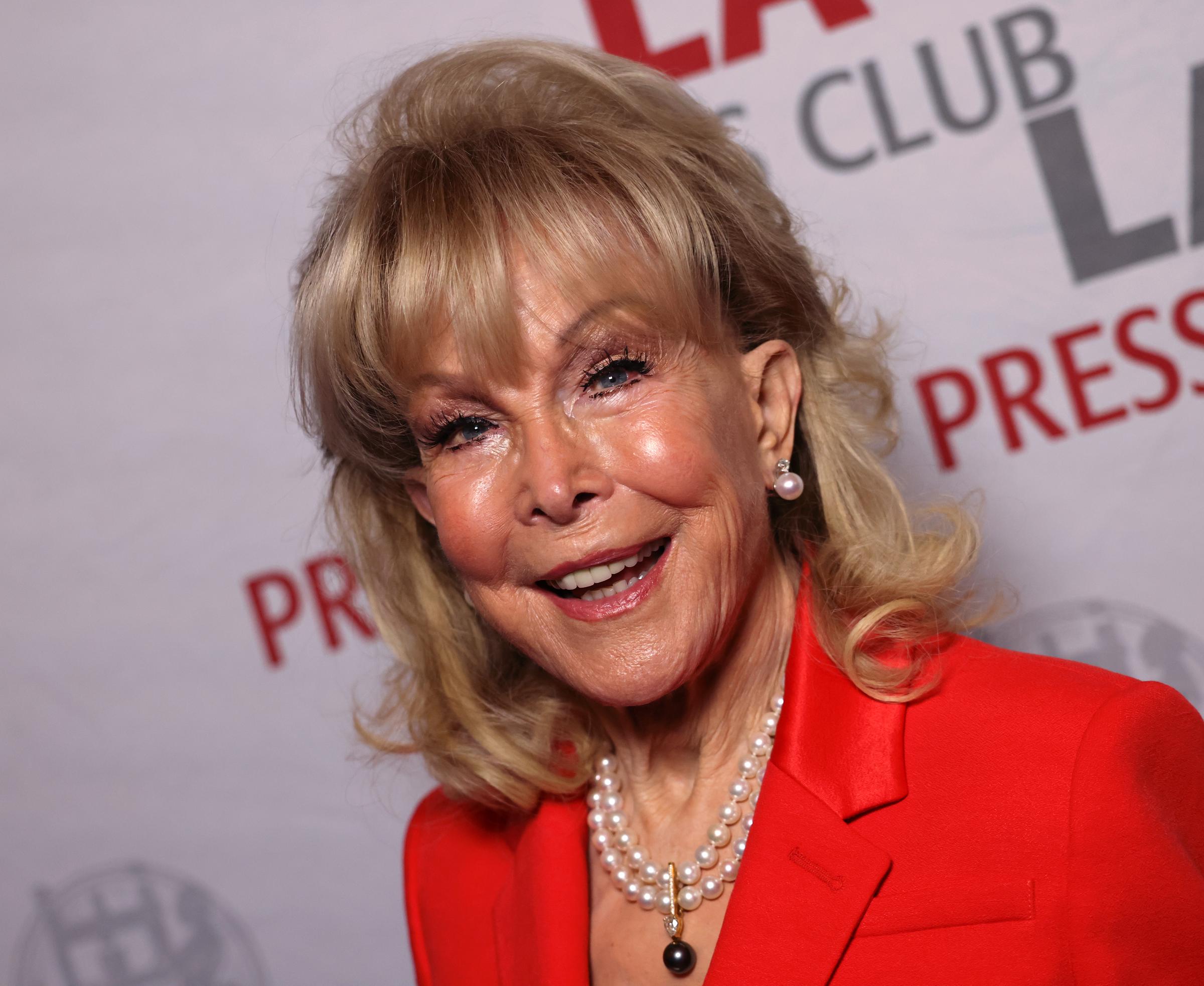 Barbara Eden asiste a la 16ª Gala Anual de los Premios Nacionales de Periodismo de Arte y Entretenimiento en Los Ángeles, California, el 3 de diciembre de 2023. | Fuente: Getty Images