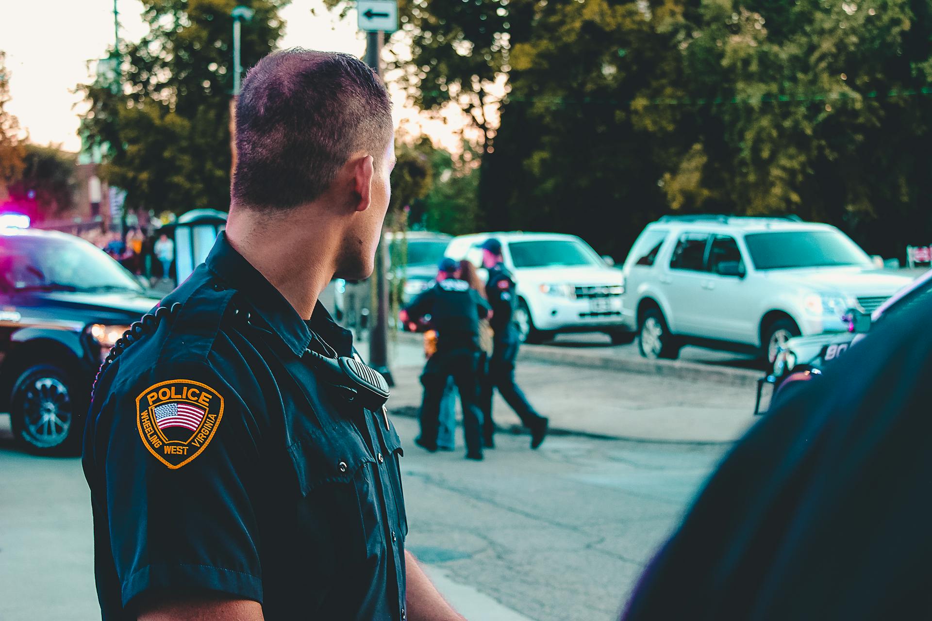 Agentes de policía en una calle | Fuente: Pexels