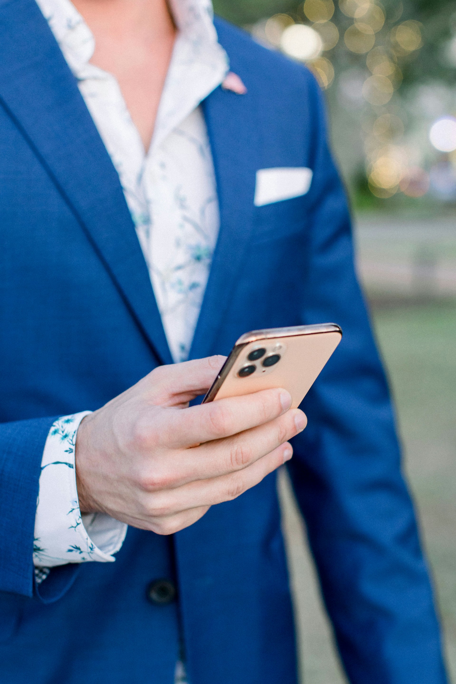 Primer plano de un hombre sujetando un smartphone | Fuente: Unsplash