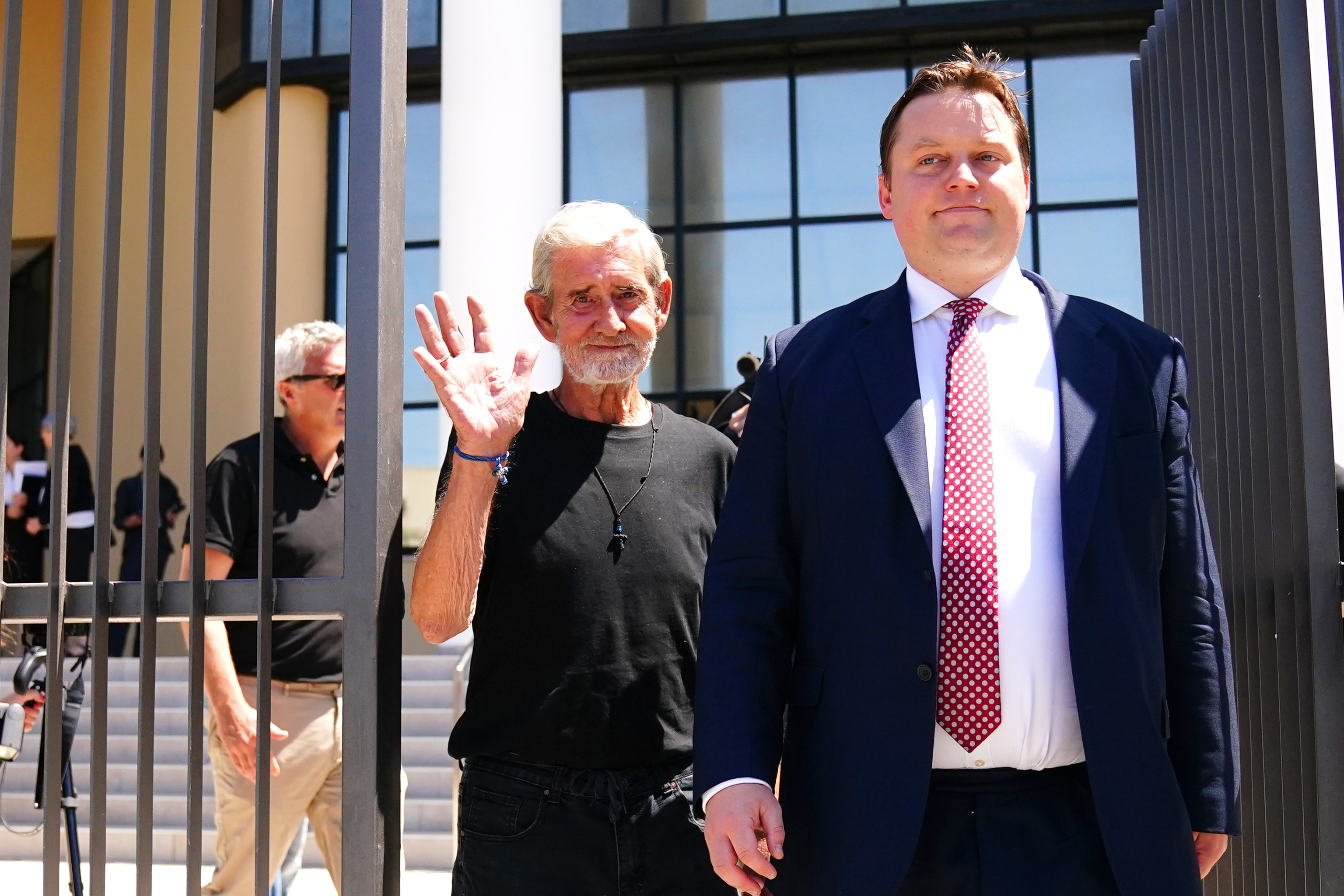 David Hunter con Michael Polak a las puertas del Tribunal de Distrito de Paphos, Chipre, el 31 de julio de 2023 | Foto: Getty Images