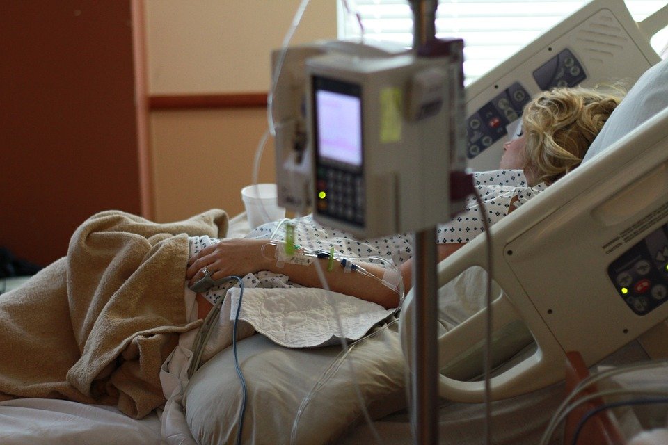 Mujer hospitalizada.| Fuente: Pixabay