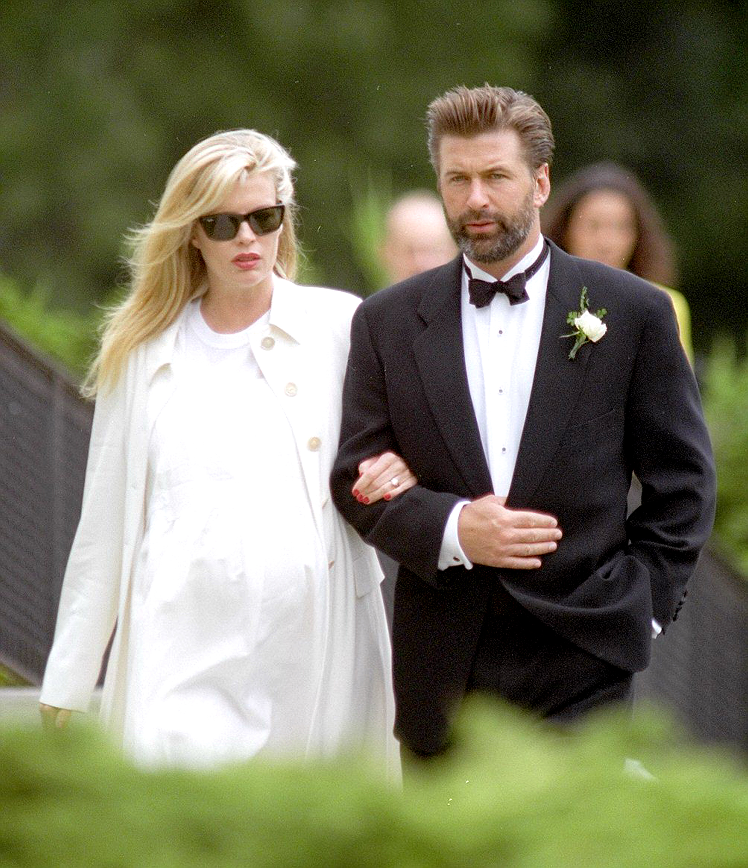 Kim Basinger y Alec Baldwin asisten a una boda el 9 de septiembre de 1995, en Southampton, Nueva York. | Fuente: Getty Images