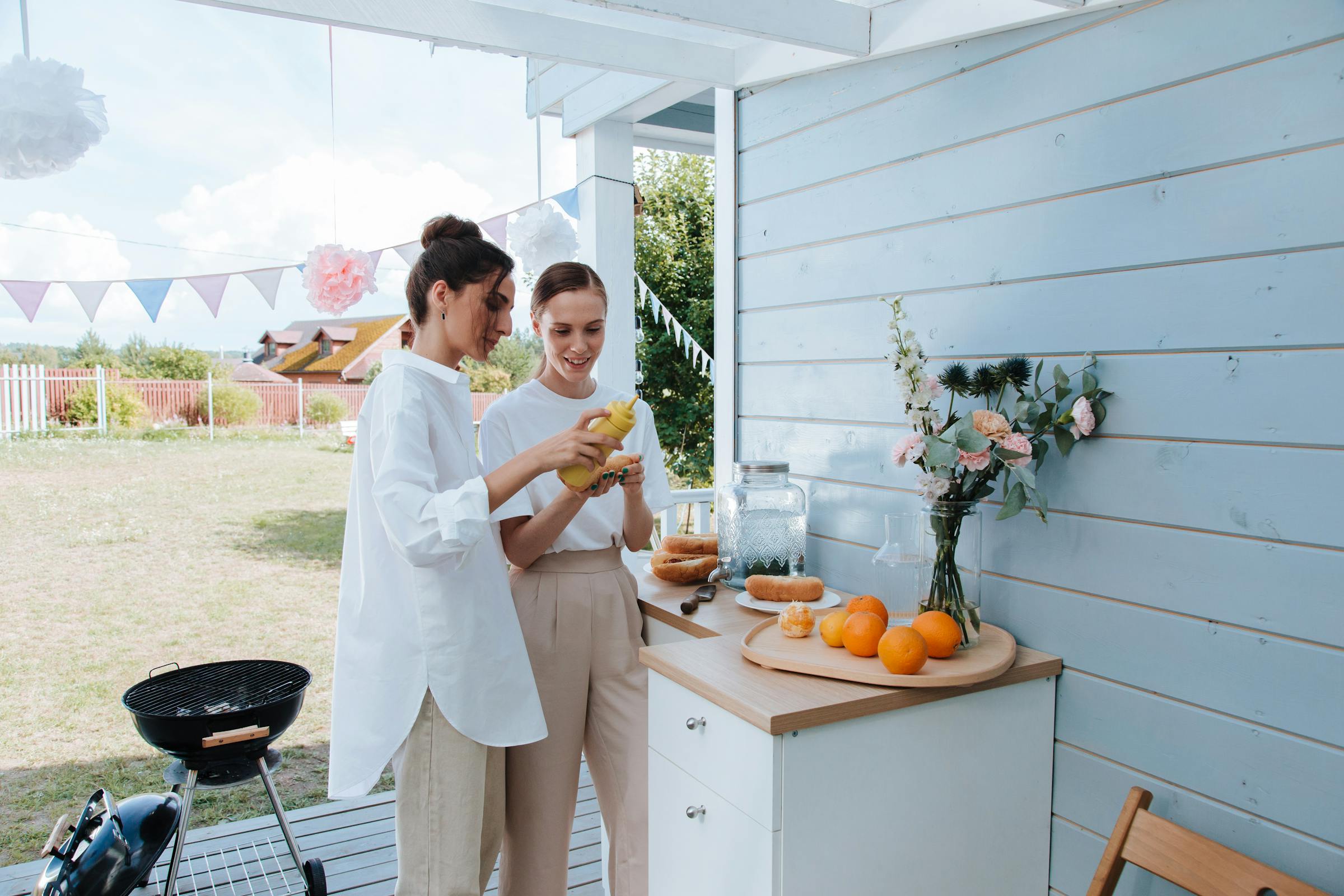 Dos mujeres en un patio decorado | Fuente: Pexels