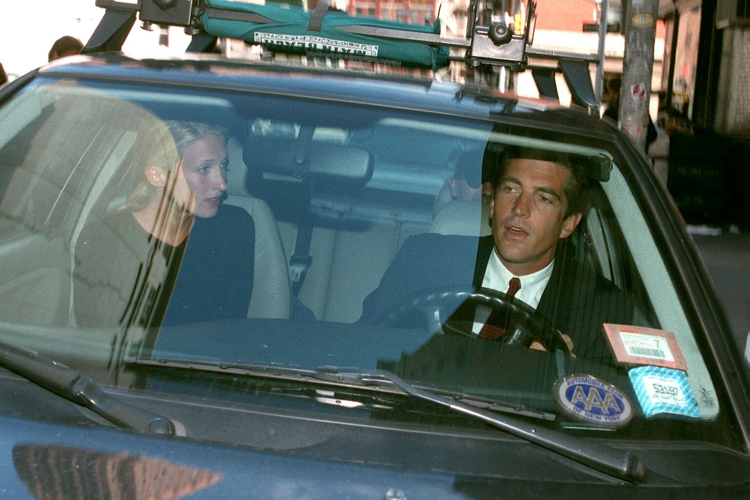 Carolyn Bessette Kennedy y John F. Kennedy Jr. fotografiados en Nueva York en 1996. | Fuente: Getty Images
