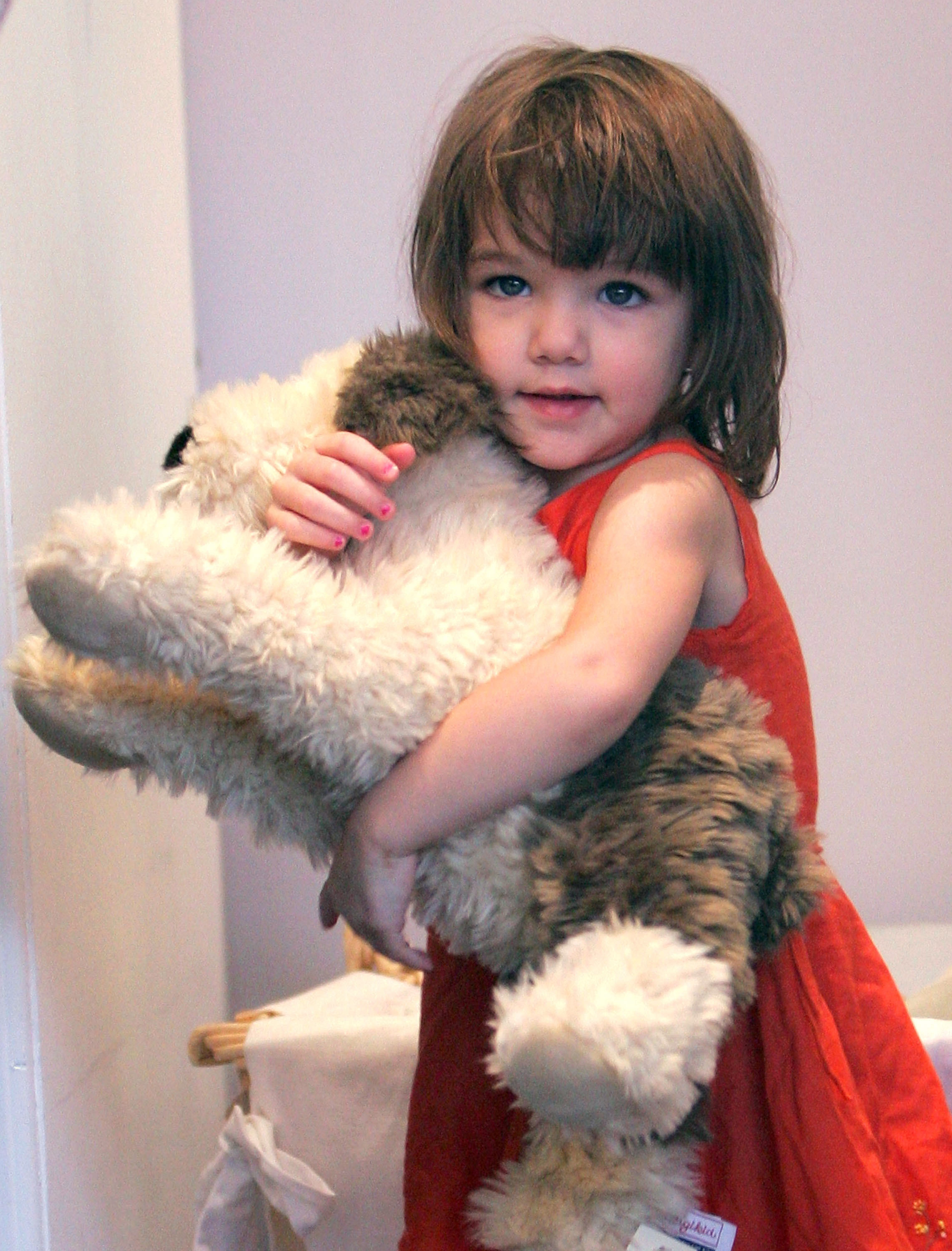 Suri Cruise en la tienda infantil Bonpoint de West Village el 17 de agosto de 2008, en Nueva York | Fuente: Getty Images