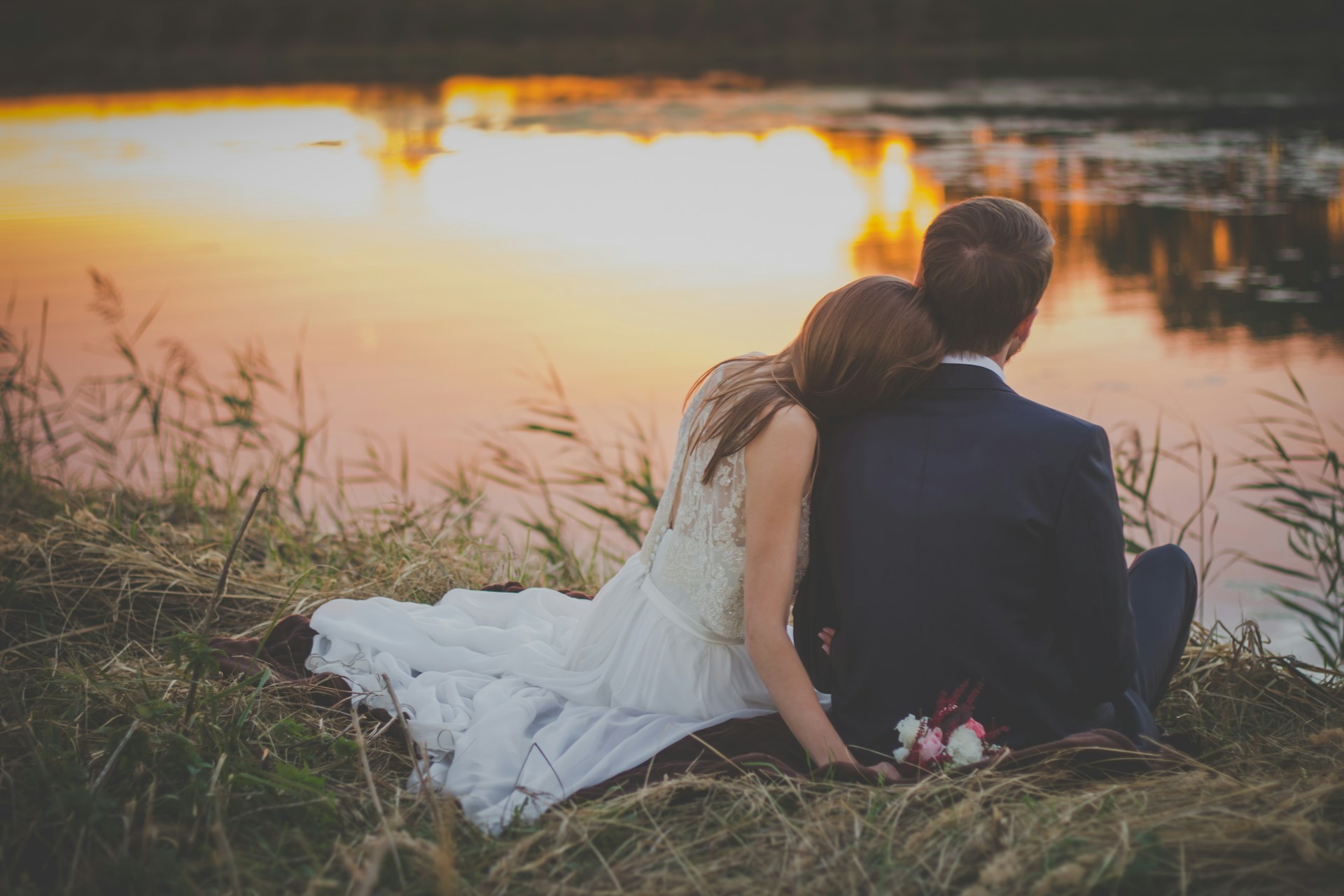 Una pareja de recién casados | Fuente: Unsplash